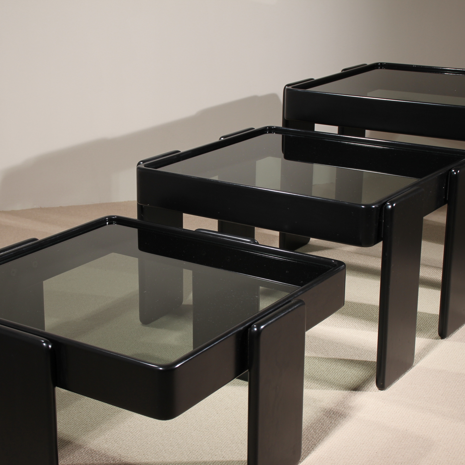 02-cassina-gianfranco-frattini-cassina-nesting-tables-1970s-studiolorono-lorono