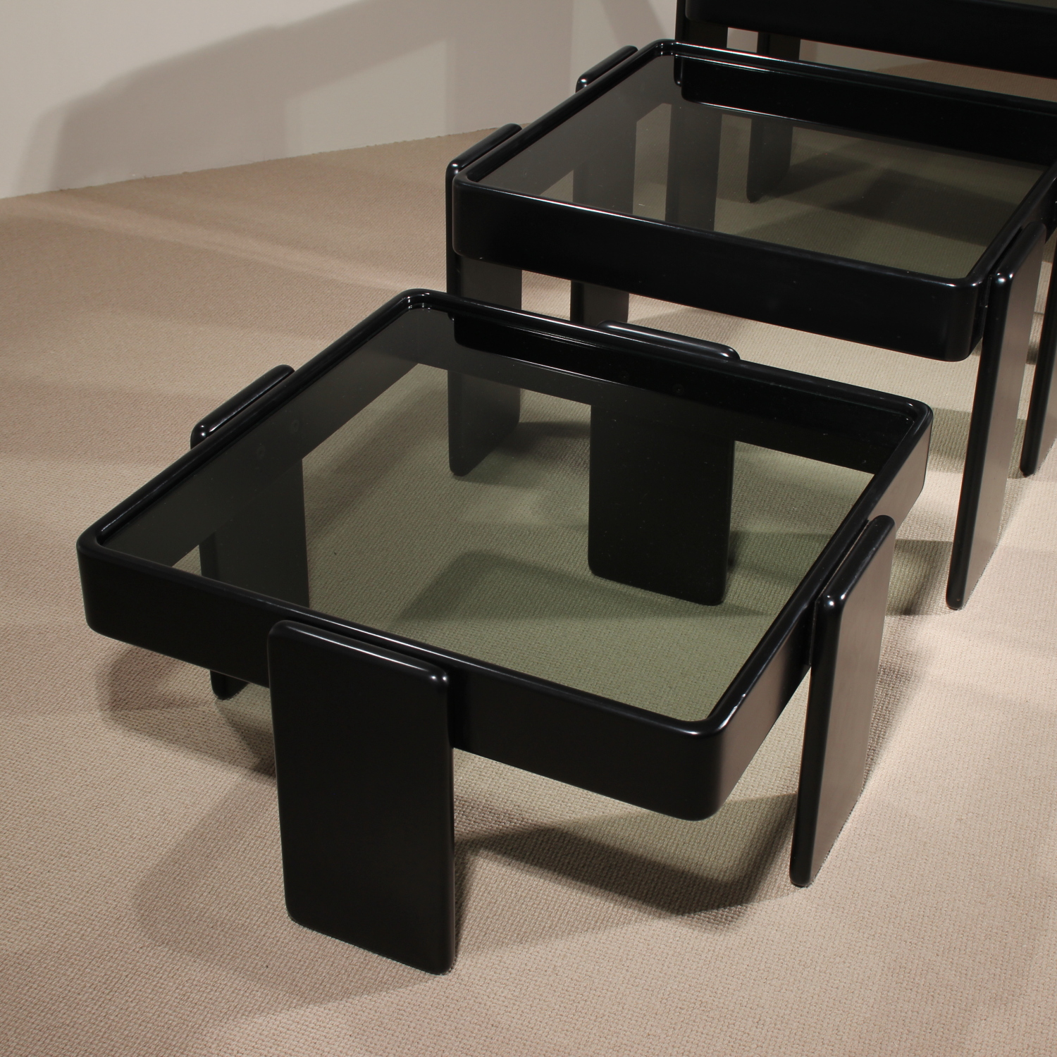03-cassina-gianfranco-frattini-cassina-nesting-tables-1970s-studiolorono-lorono