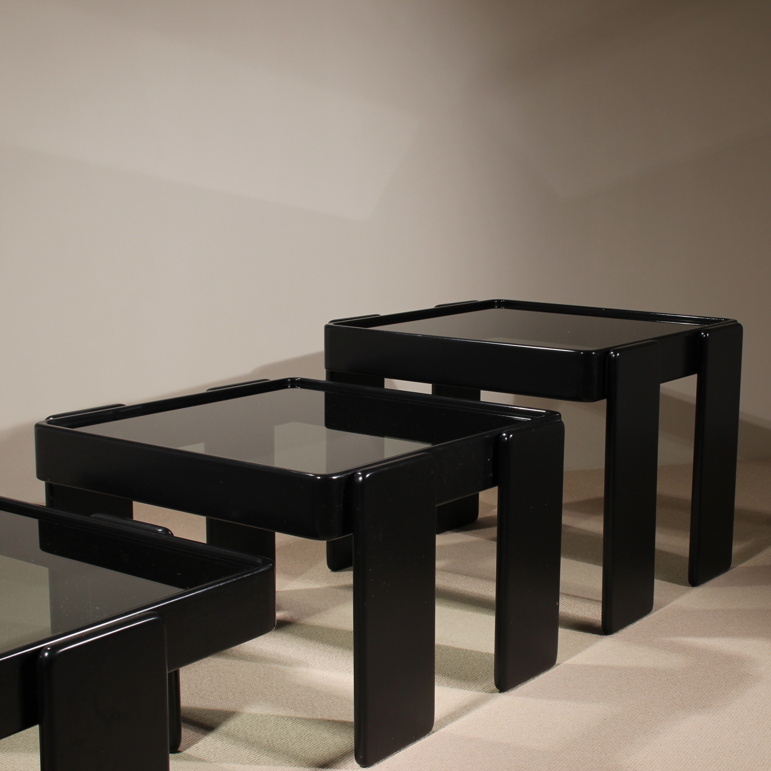 04-cassina-gianfranco-frattini-cassina-nesting-tables-1970s-studiolorono-lorono