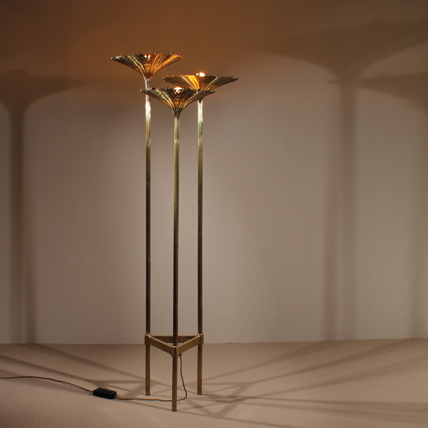 01-nucci-valsecchi-papyrus-lamp-1970s-studiolorono-lorono