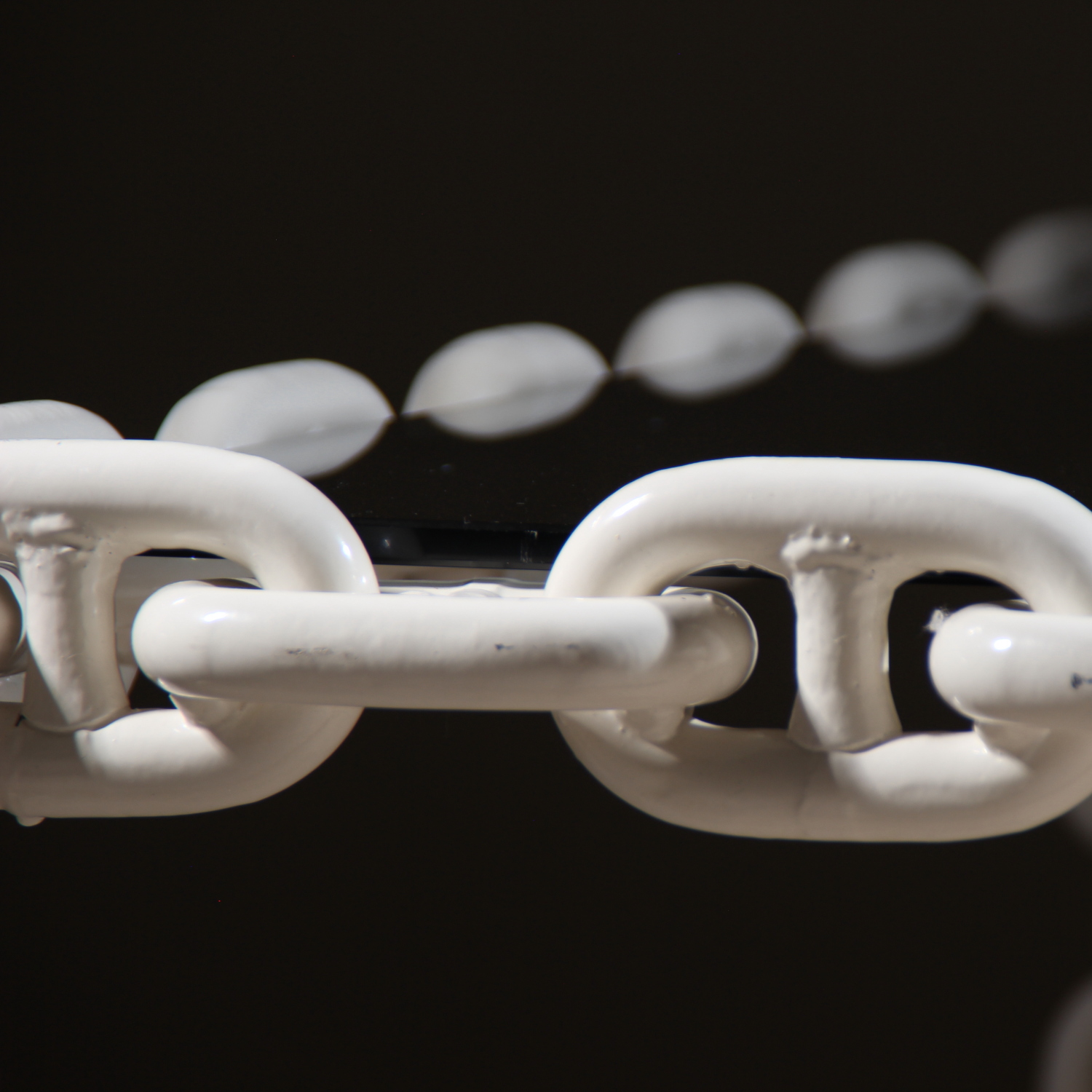 04-chain-link-coffee-table-smoked-1970s-studiolorono-lorono