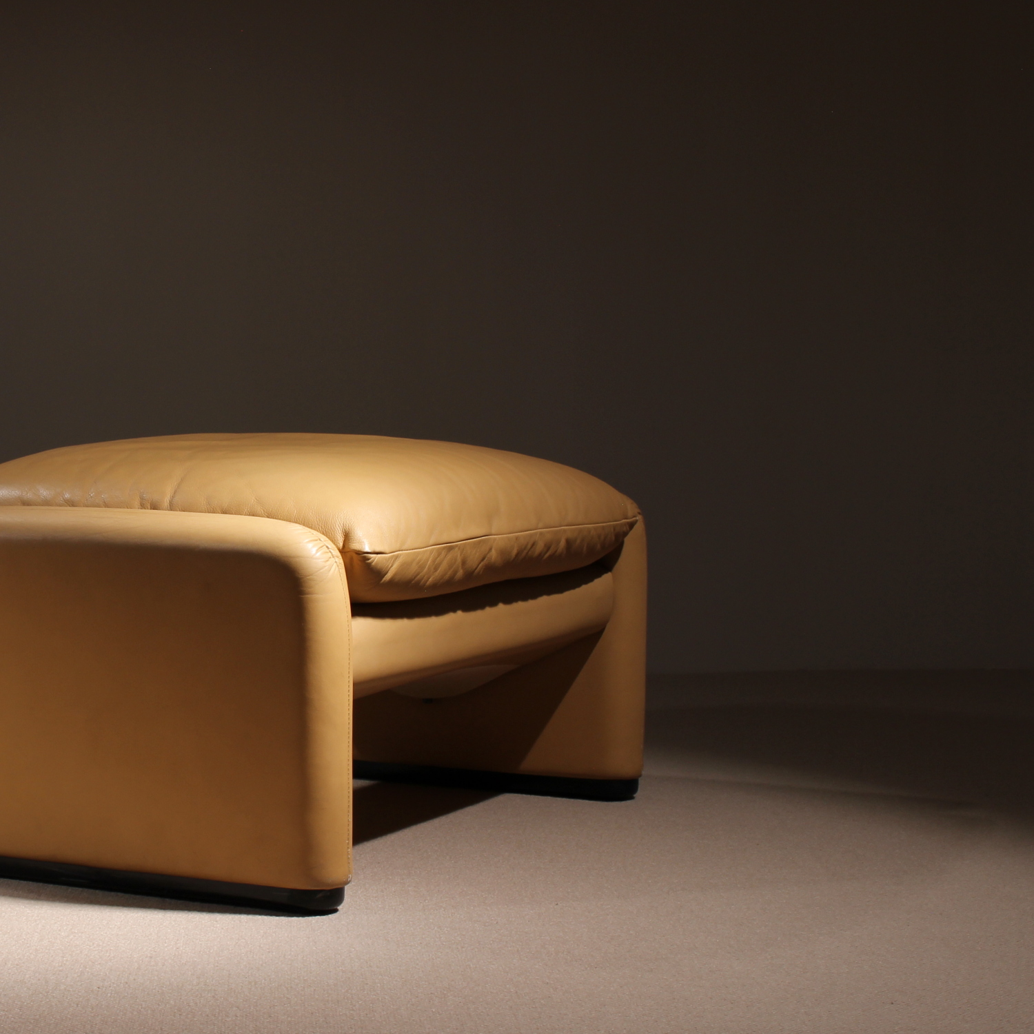 02-cassina-maralunga-ottoman-vico-magistretti-leather-studiolorono-lorono