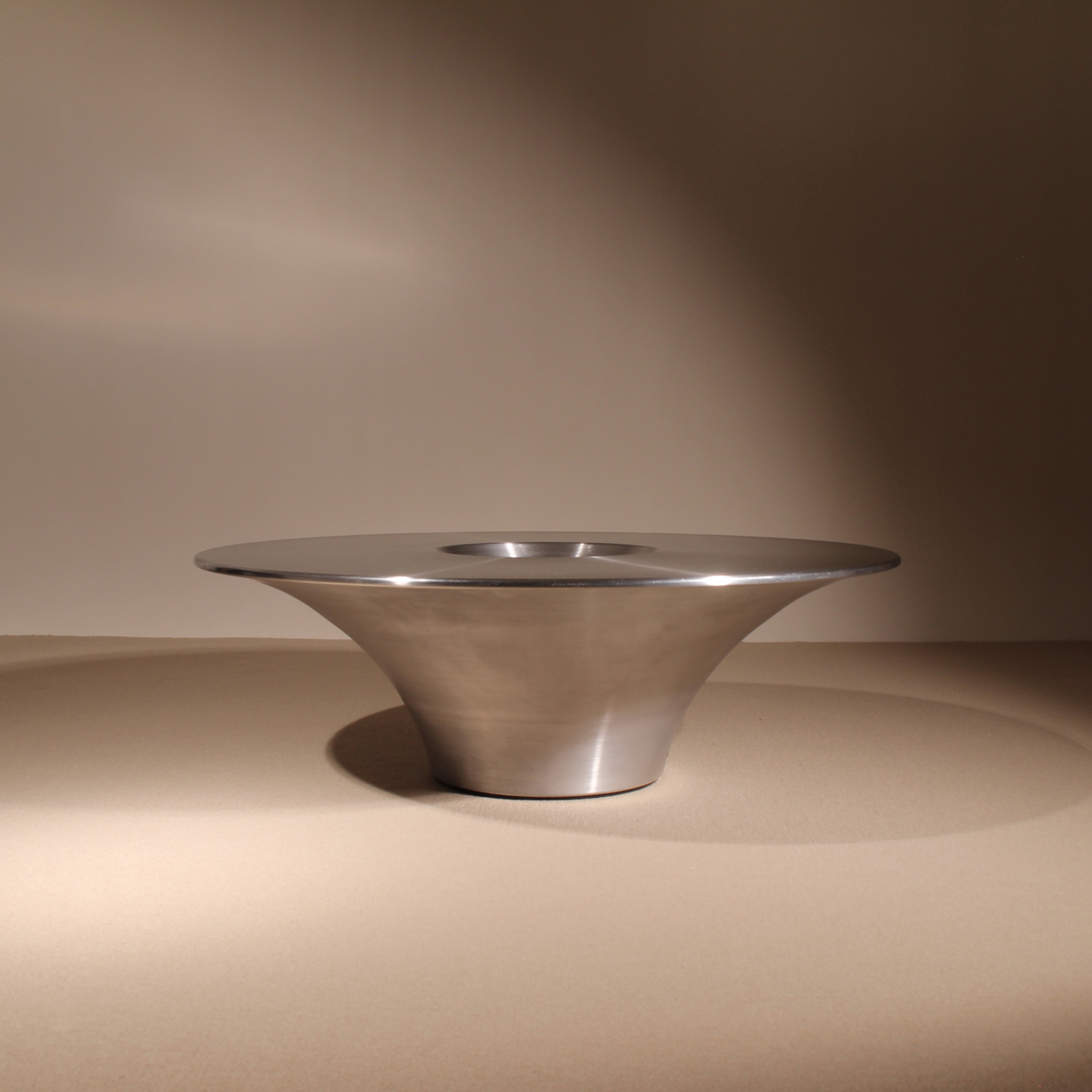 02-cattelan-italia-alien-table-yasuhiro-shito-studiolorono-lorono