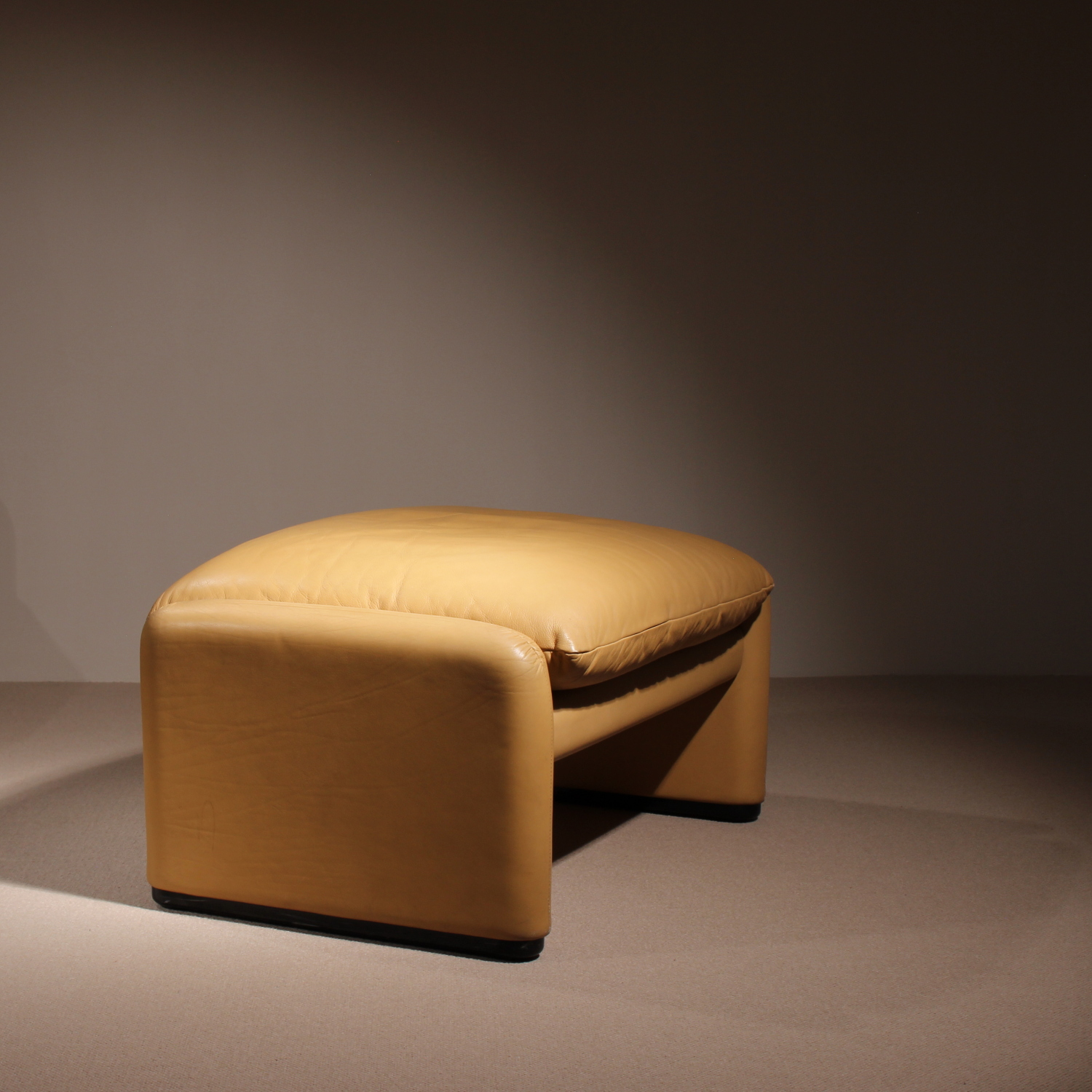 03-cassina-maralunga-ottoman-vico-magistretti-leather-studiolorono-lorono