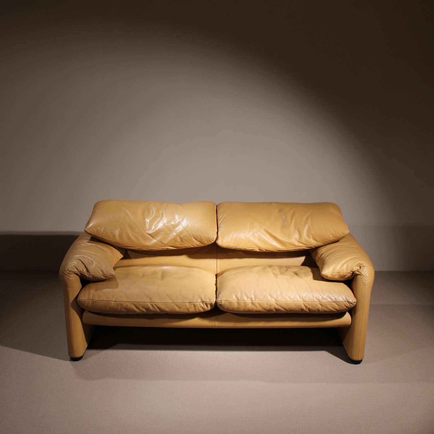 03-cassina-maralunga-sofa-a-vico-magistretti-leather-studiolorono-lorono