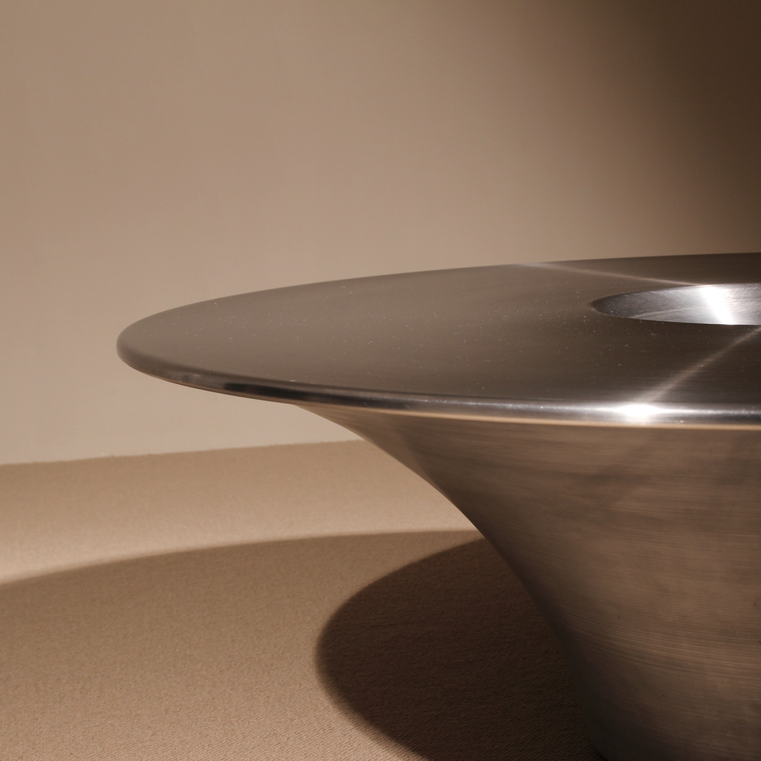 03-cattelan-italia-alien-table-yasuhiro-shito-studiolorono-lorono