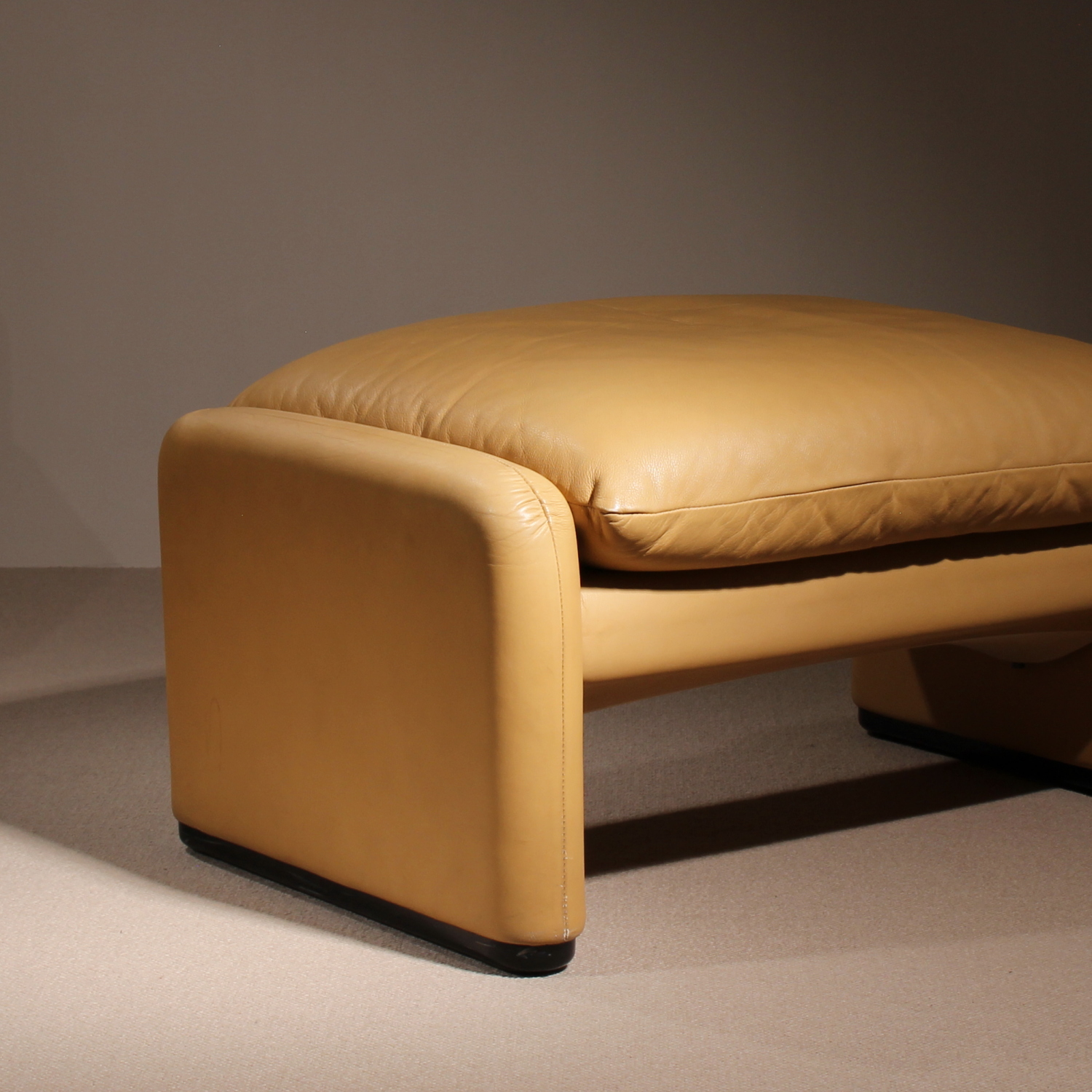 04-cassina-maralunga-ottoman-vico-magistretti-leather-studiolorono-lorono