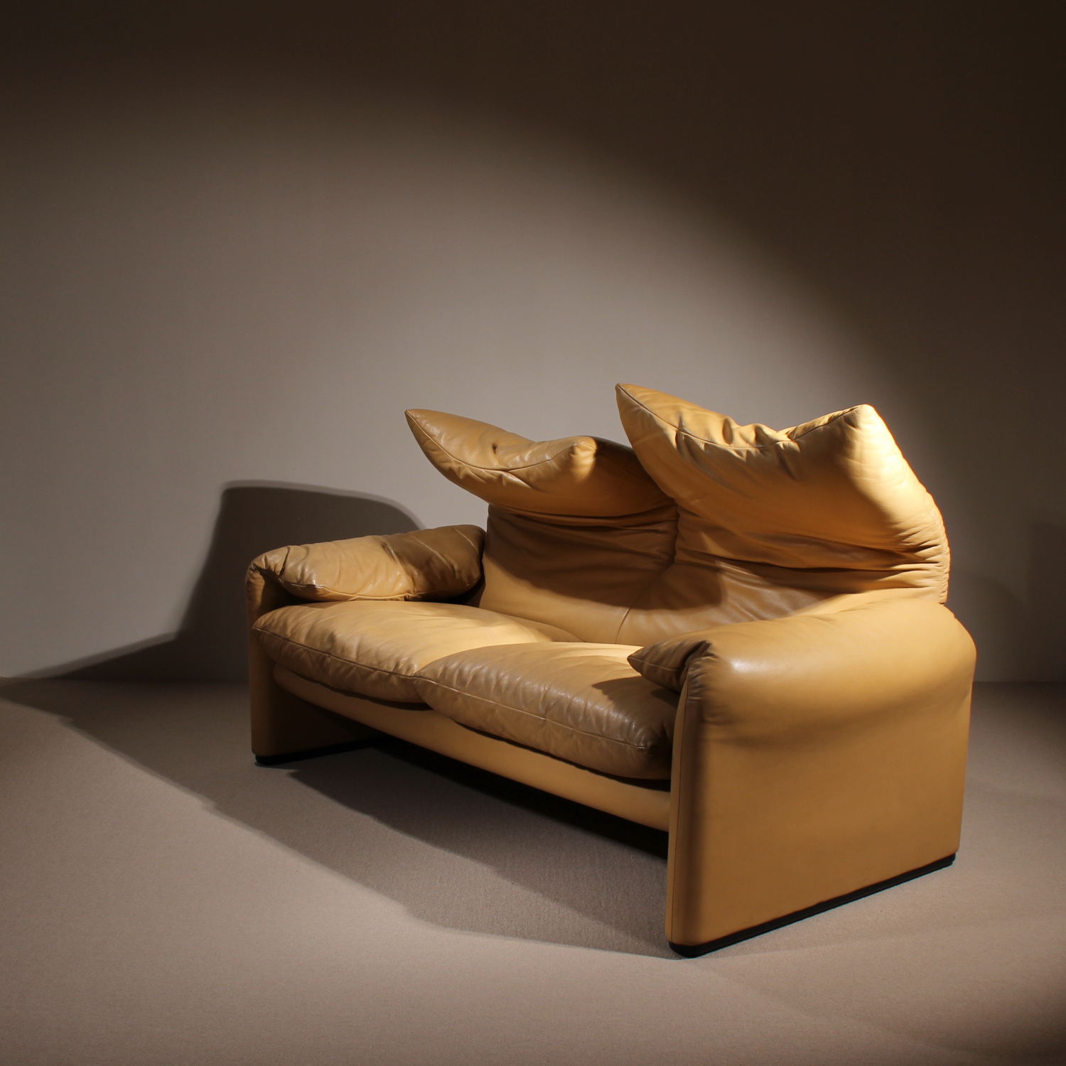 04-cassina-maralunga-sofa-a-vico-magistretti-leather-studiolorono-lorono