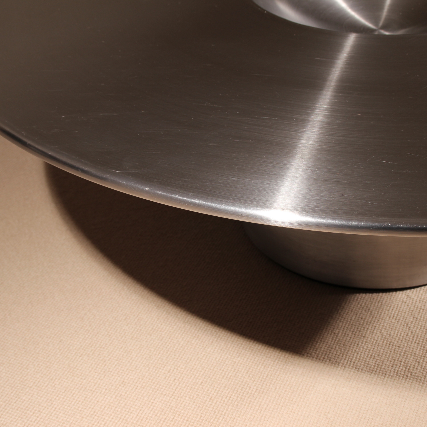 04-cattelan-italia-alien-table-yasuhiro-shito-studiolorono-lorono