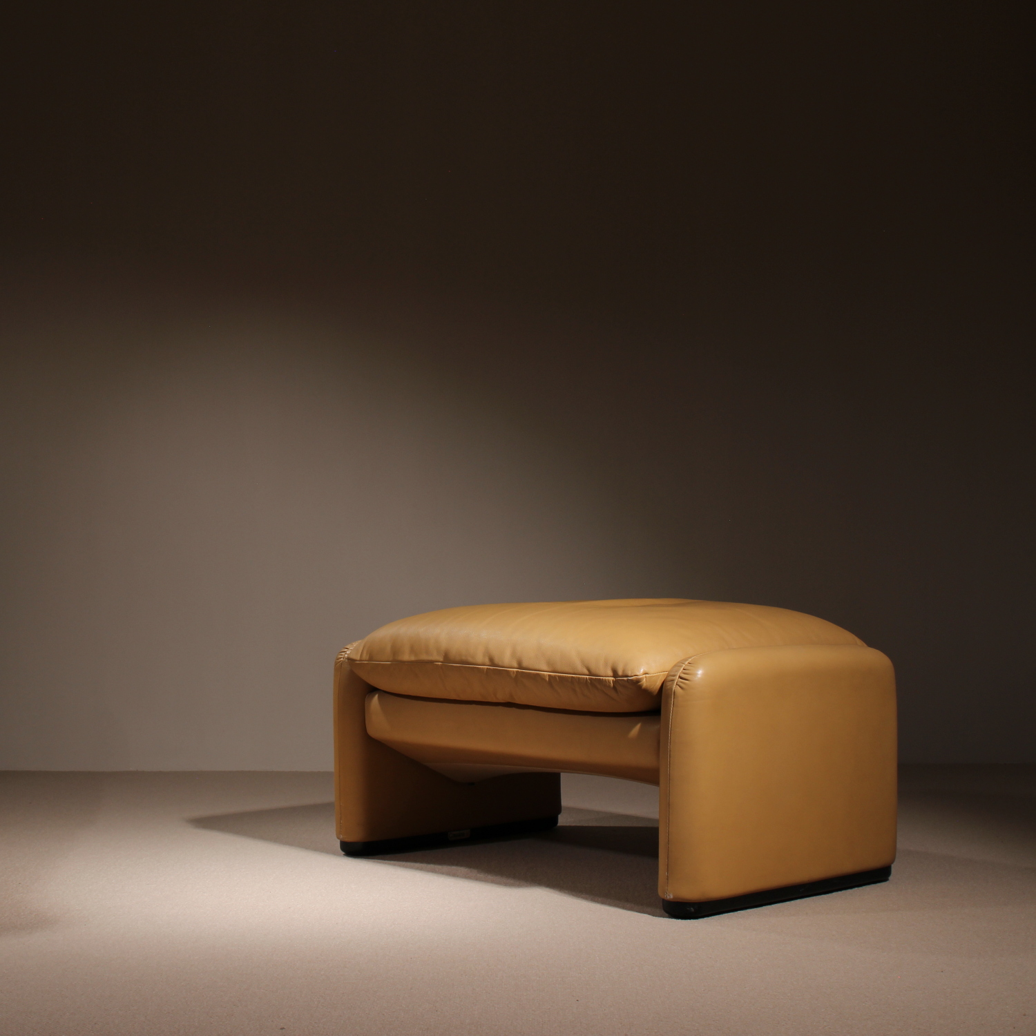 05-cassina-maralunga-ottoman-vico-magistretti-leather-studiolorono-lorono