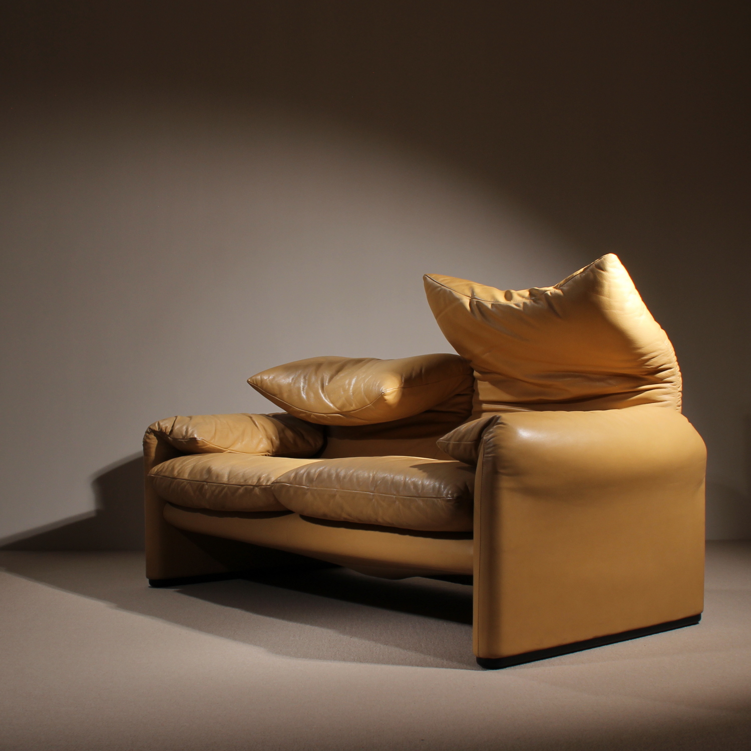 05-cassina-maralunga-sofa-a-vico-magistretti-leather-studiolorono-lorono