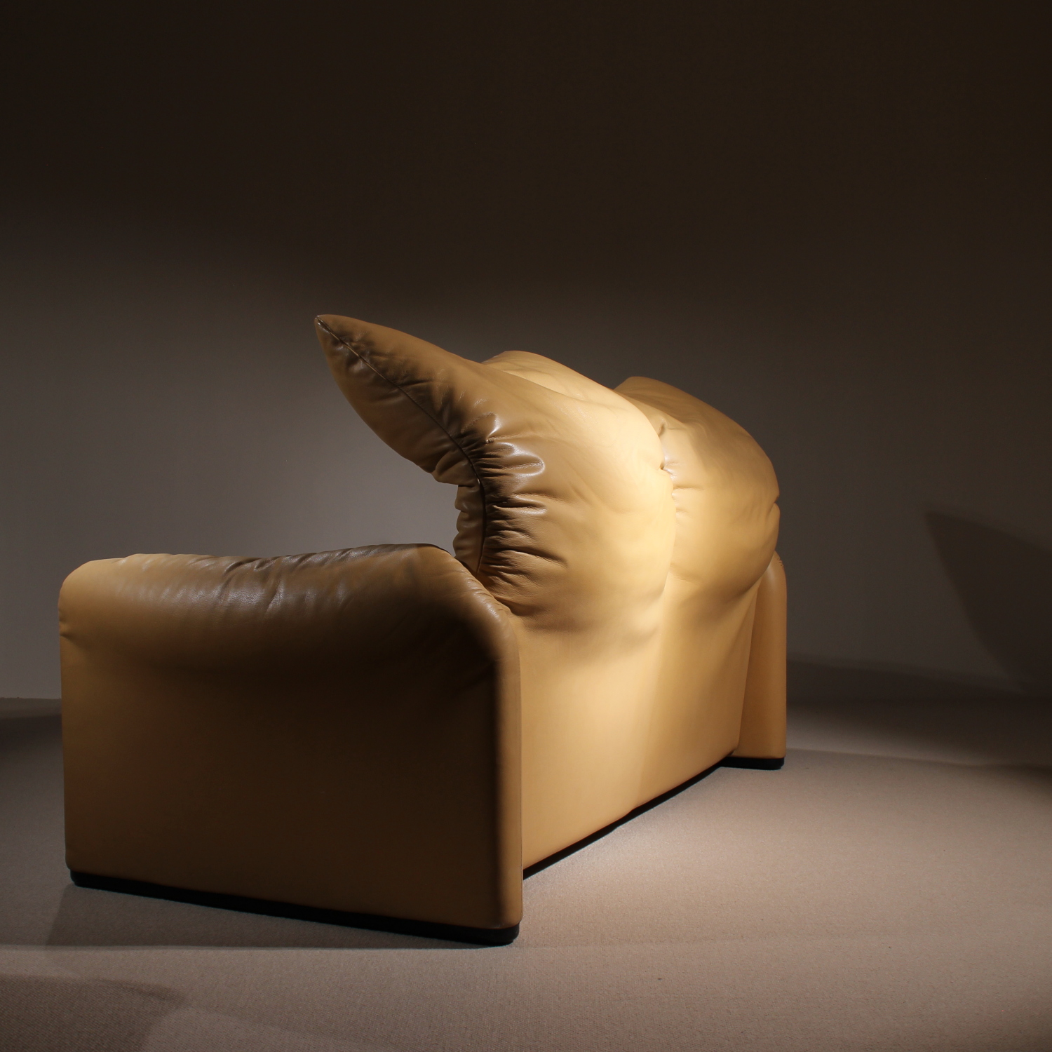 05-cassina-maralunga-sofa-b-vico-magistretti-leather-studiolorono-lorono