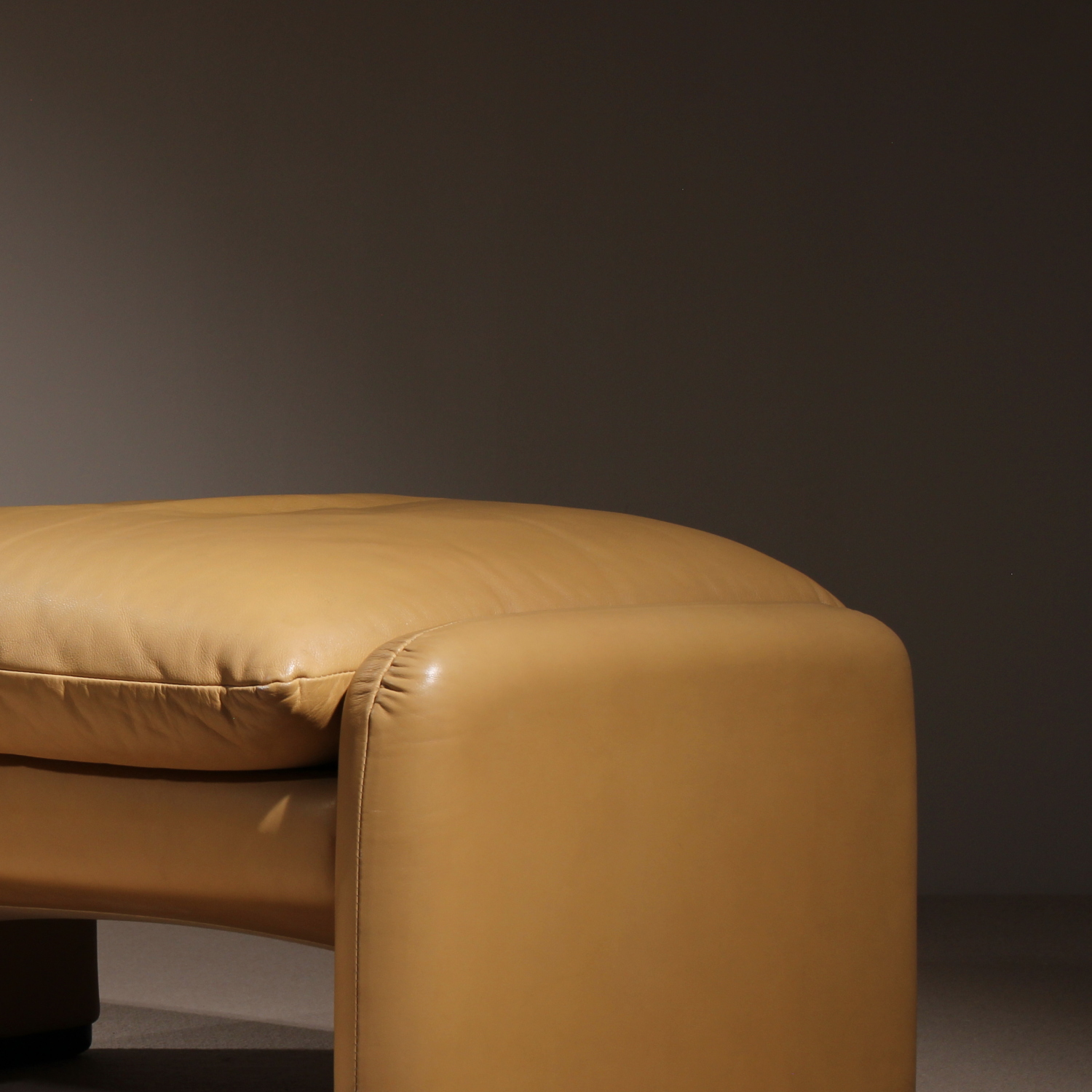 06-cassina-maralunga-ottoman-vico-magistretti-leather-studiolorono-lorono