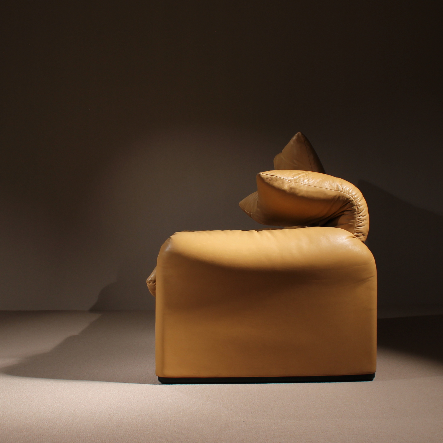 06-cassina-maralunga-sofa-a-vico-magistretti-leather-studiolorono-lorono