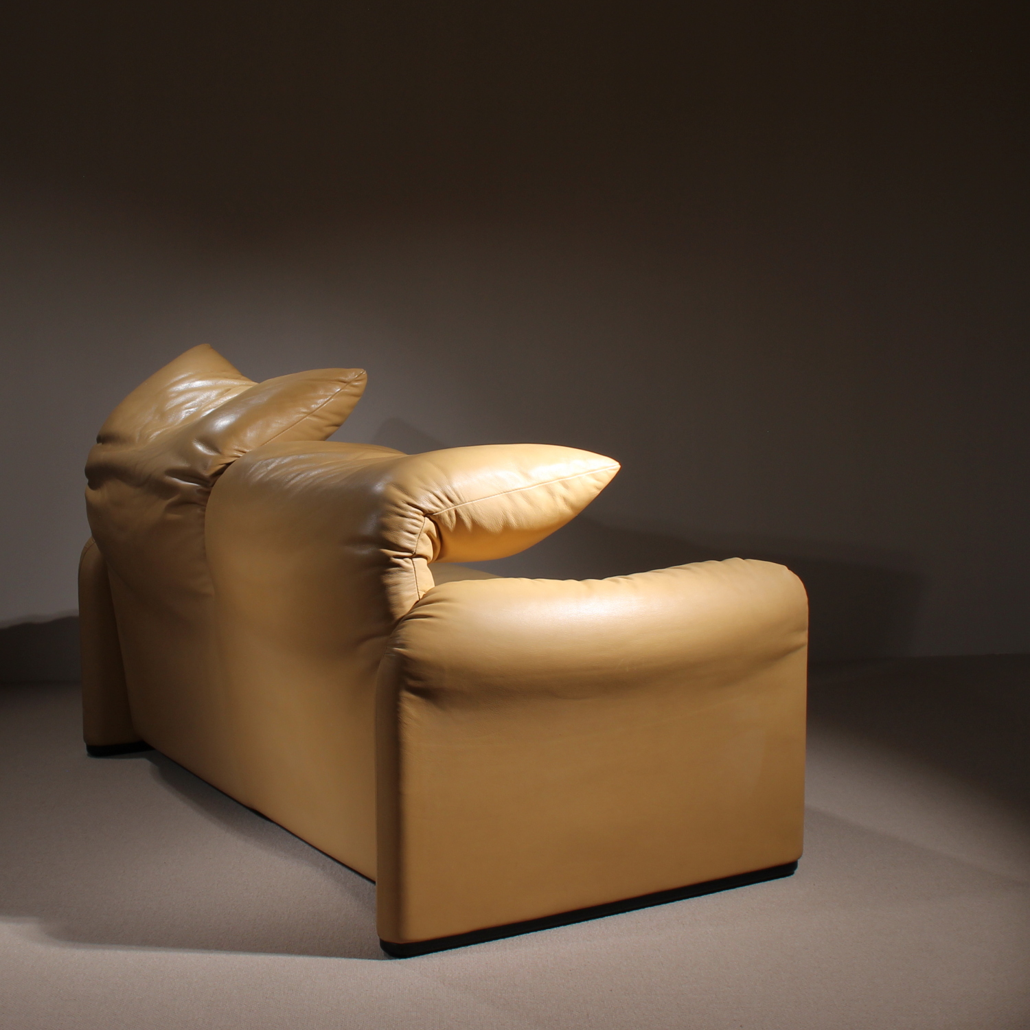 07-cassina-maralunga-sofa-b-vico-magistretti-leather-studiolorono-lorono