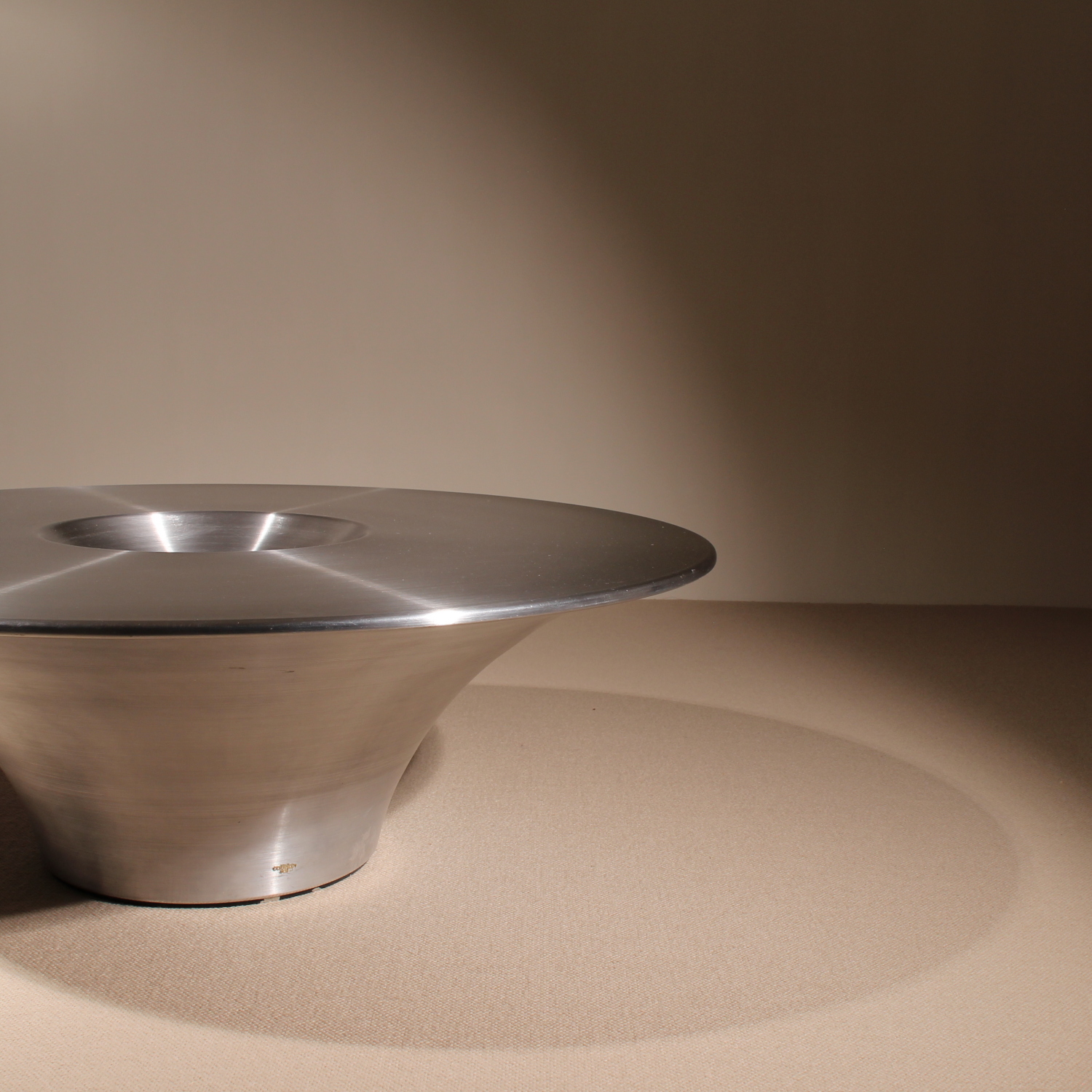 07-cattelan-italia-alien-table-yasuhiro-shito-studiolorono-lorono