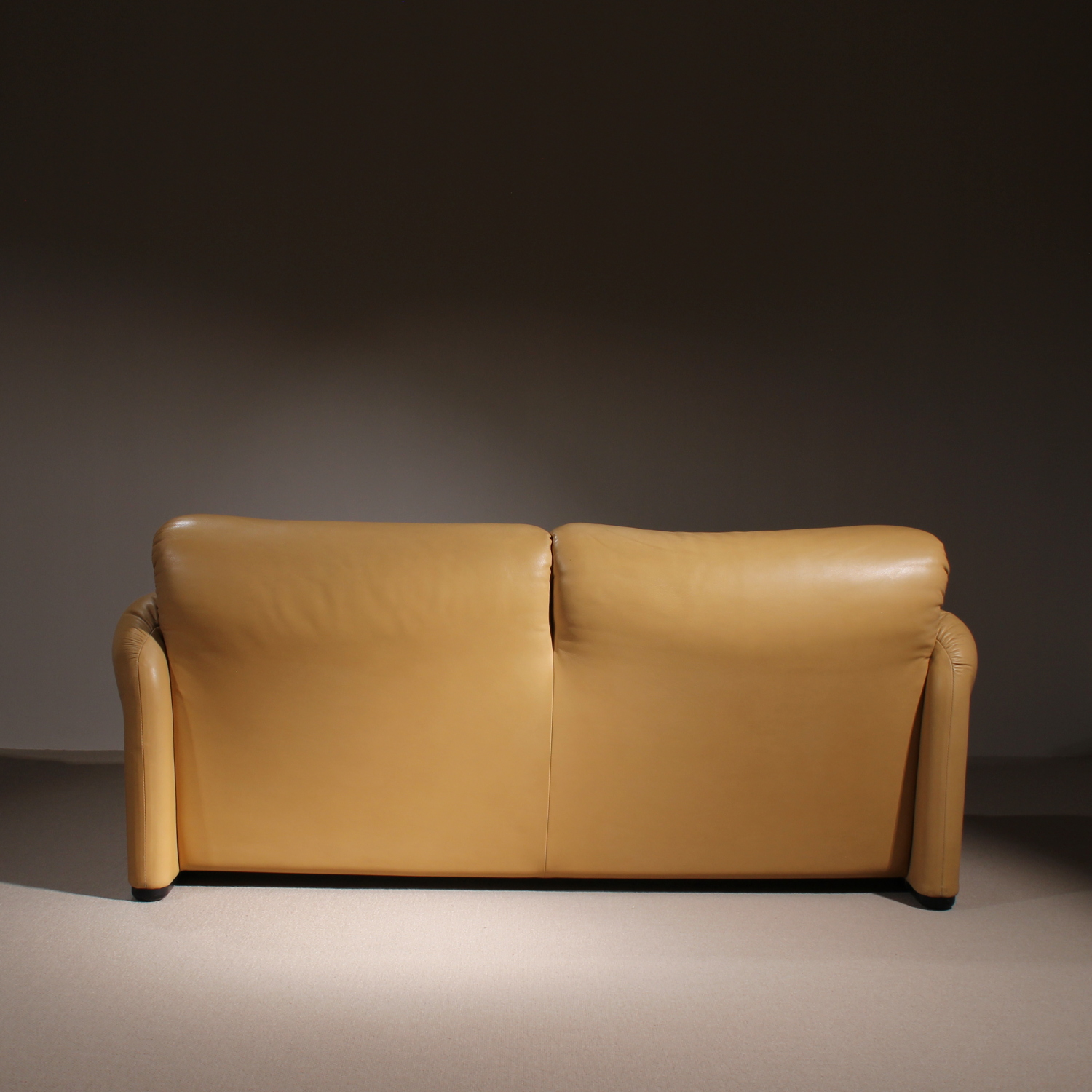 08-cassina-maralunga-sofa-a-vico-magistretti-leather-studiolorono-lorono