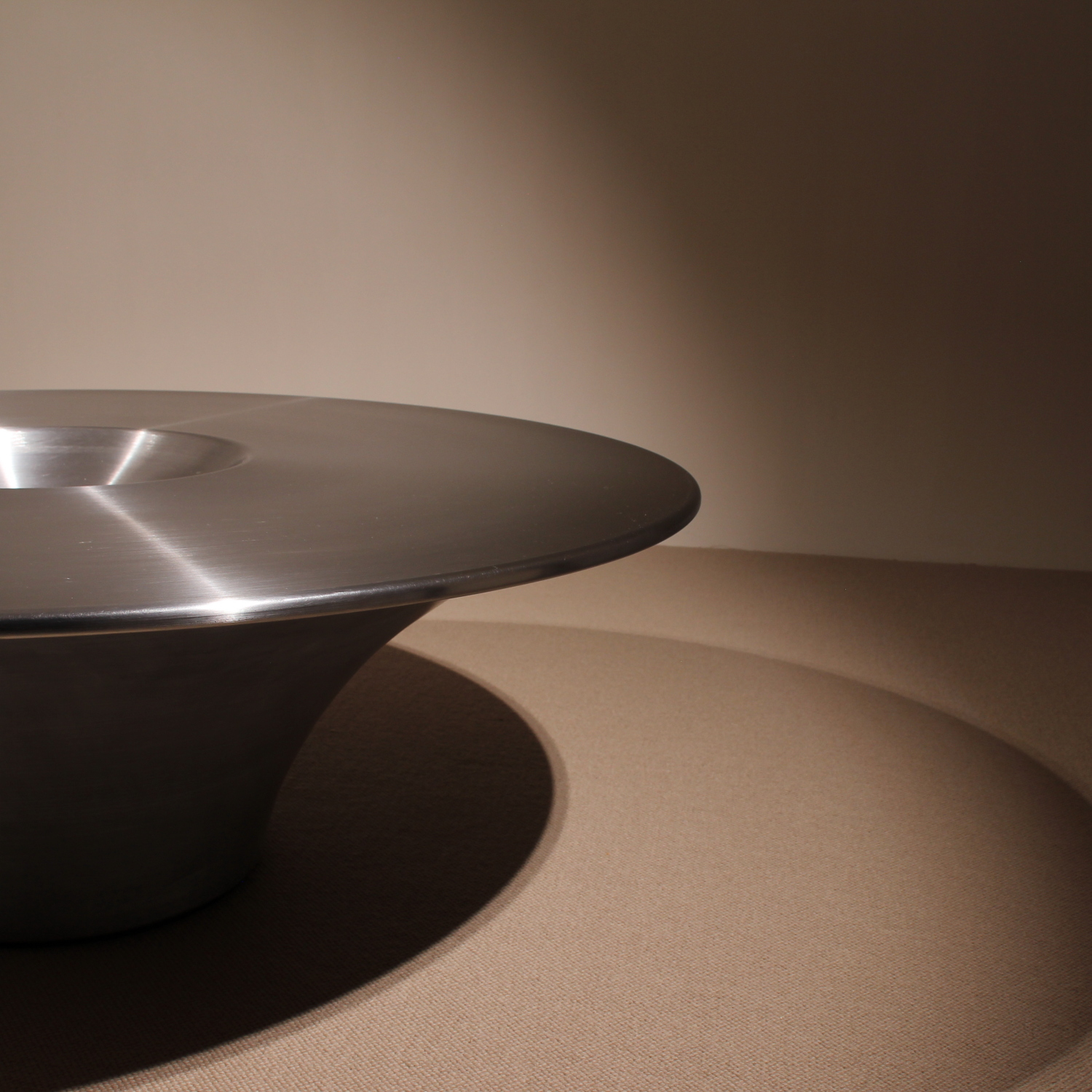 08-cattelan-italia-alien-table-yasuhiro-shito-studiolorono-lorono