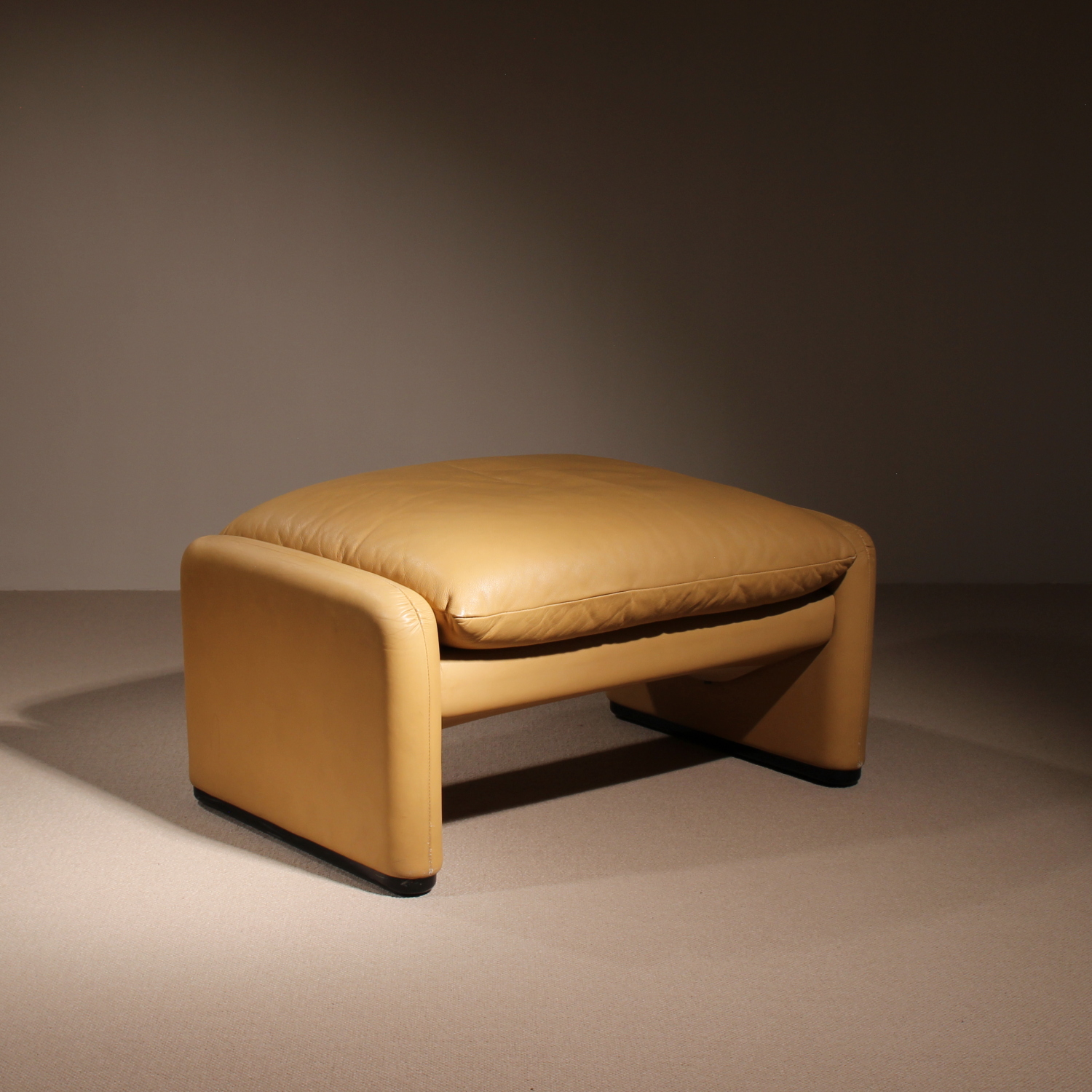 09-cassina-maralunga-ottoman-vico-magistretti-leather-studiolorono-lorono