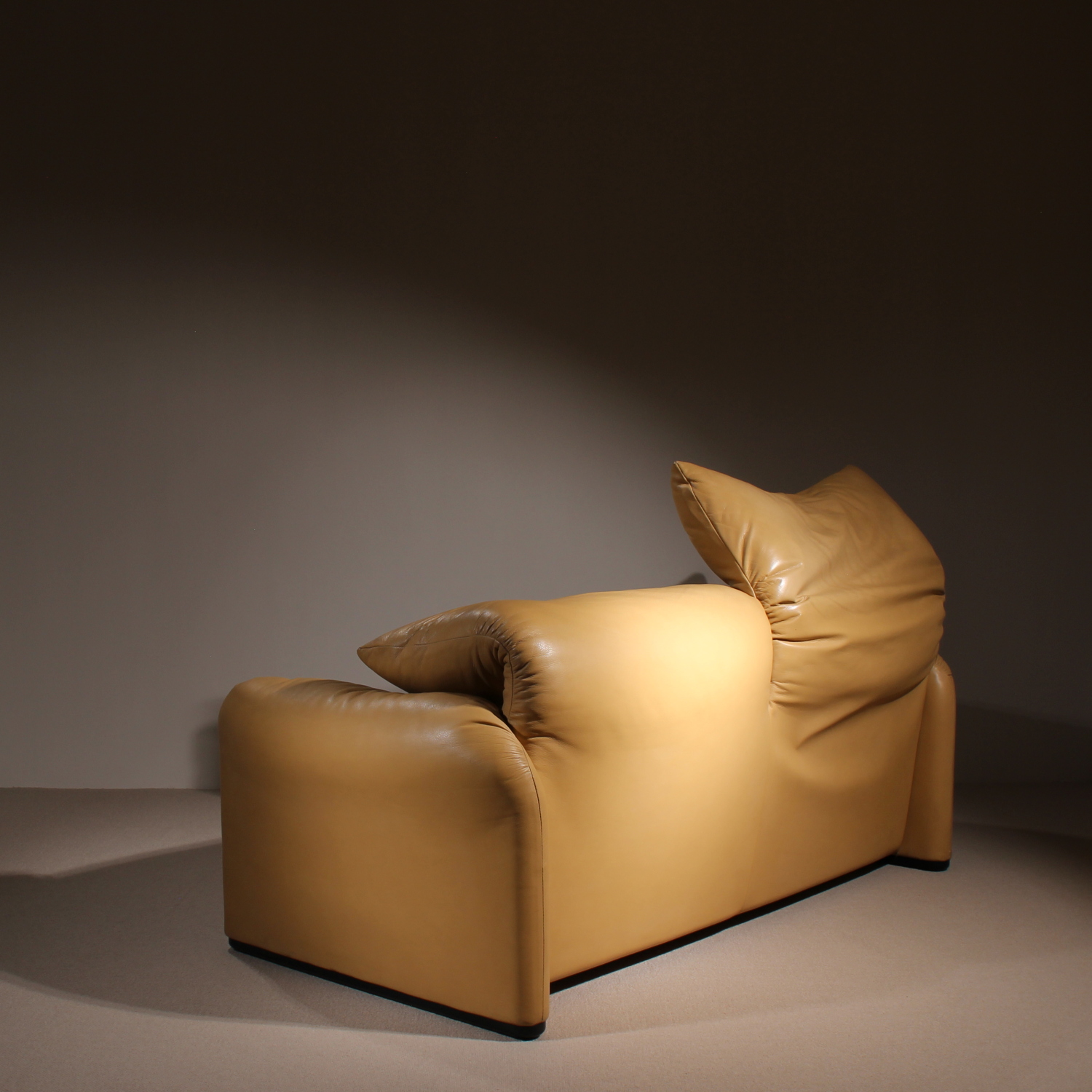 09-cassina-maralunga-sofa-a-vico-magistretti-leather-studiolorono-lorono