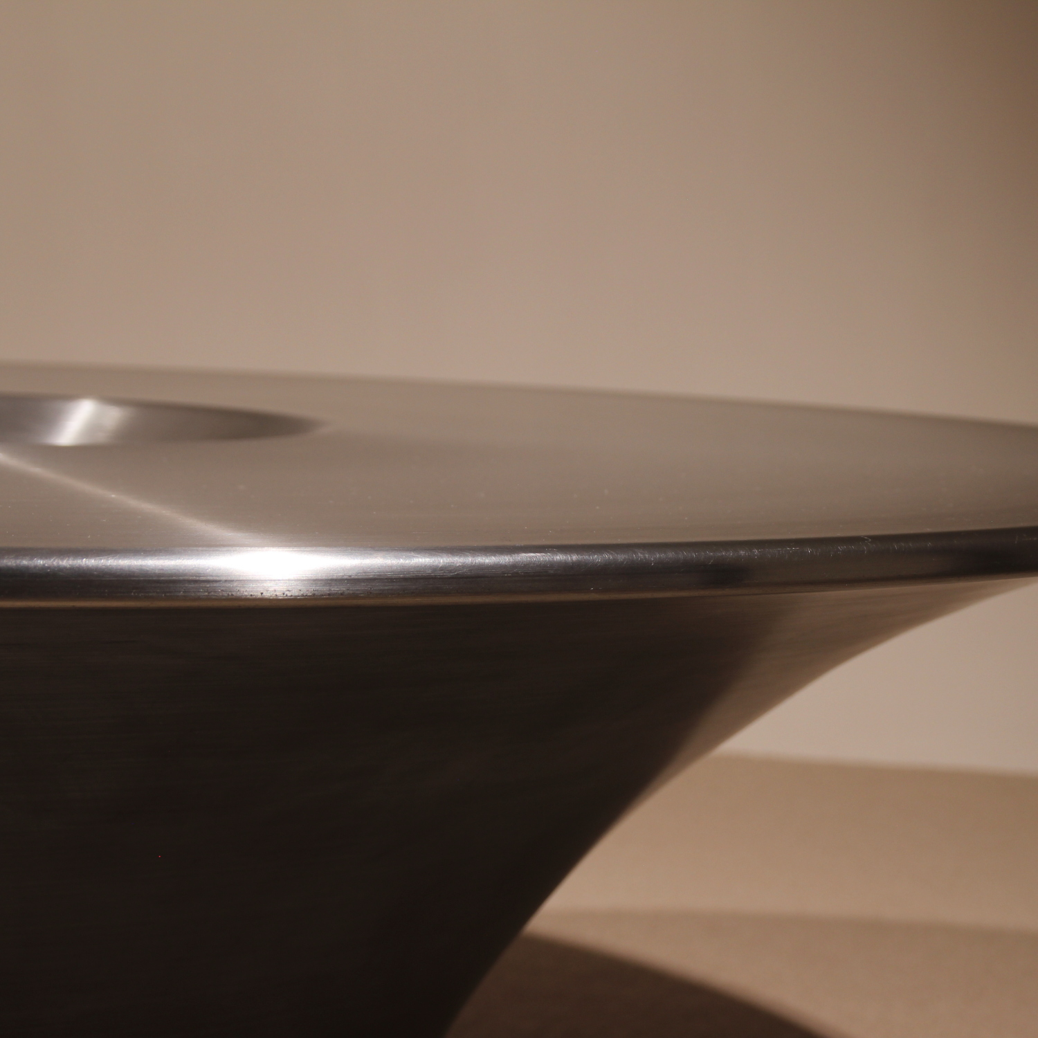 09-cattelan-italia-alien-table-yasuhiro-shito-studiolorono-lorono