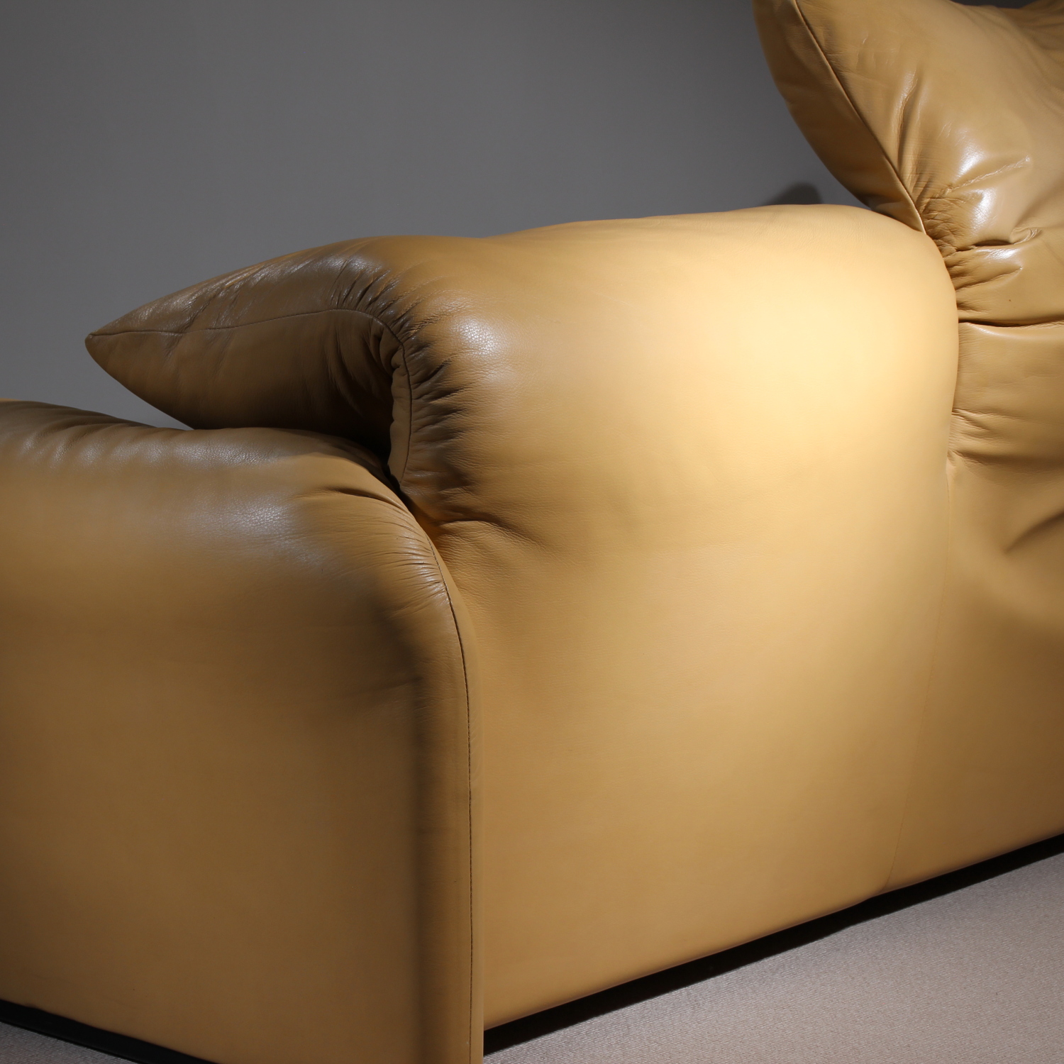 10-cassina-maralunga-sofa-a-vico-magistretti-leather-studiolorono-lorono
