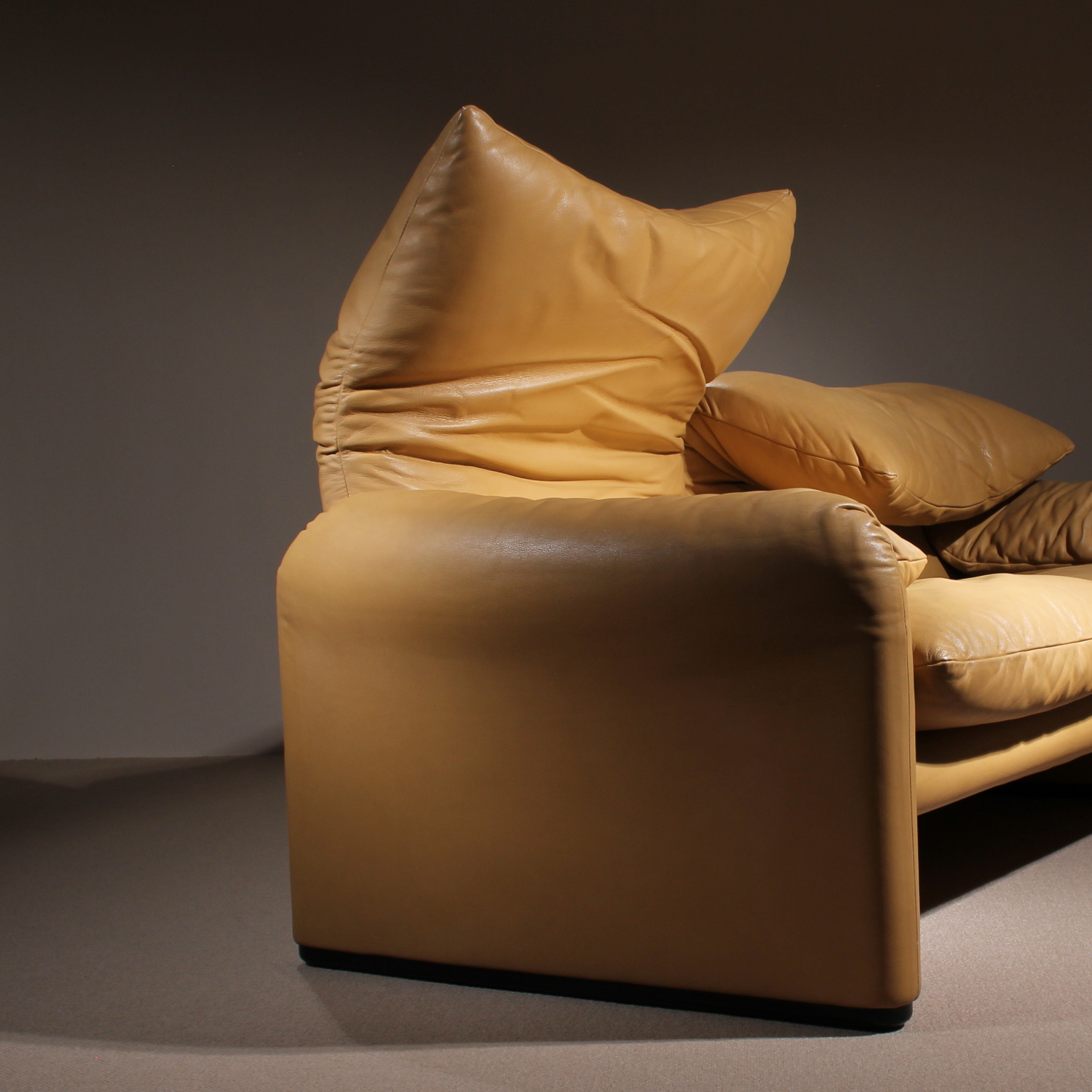 10-cassina-maralunga-sofa-b-vico-magistretti-leather-studiolorono-lorono
