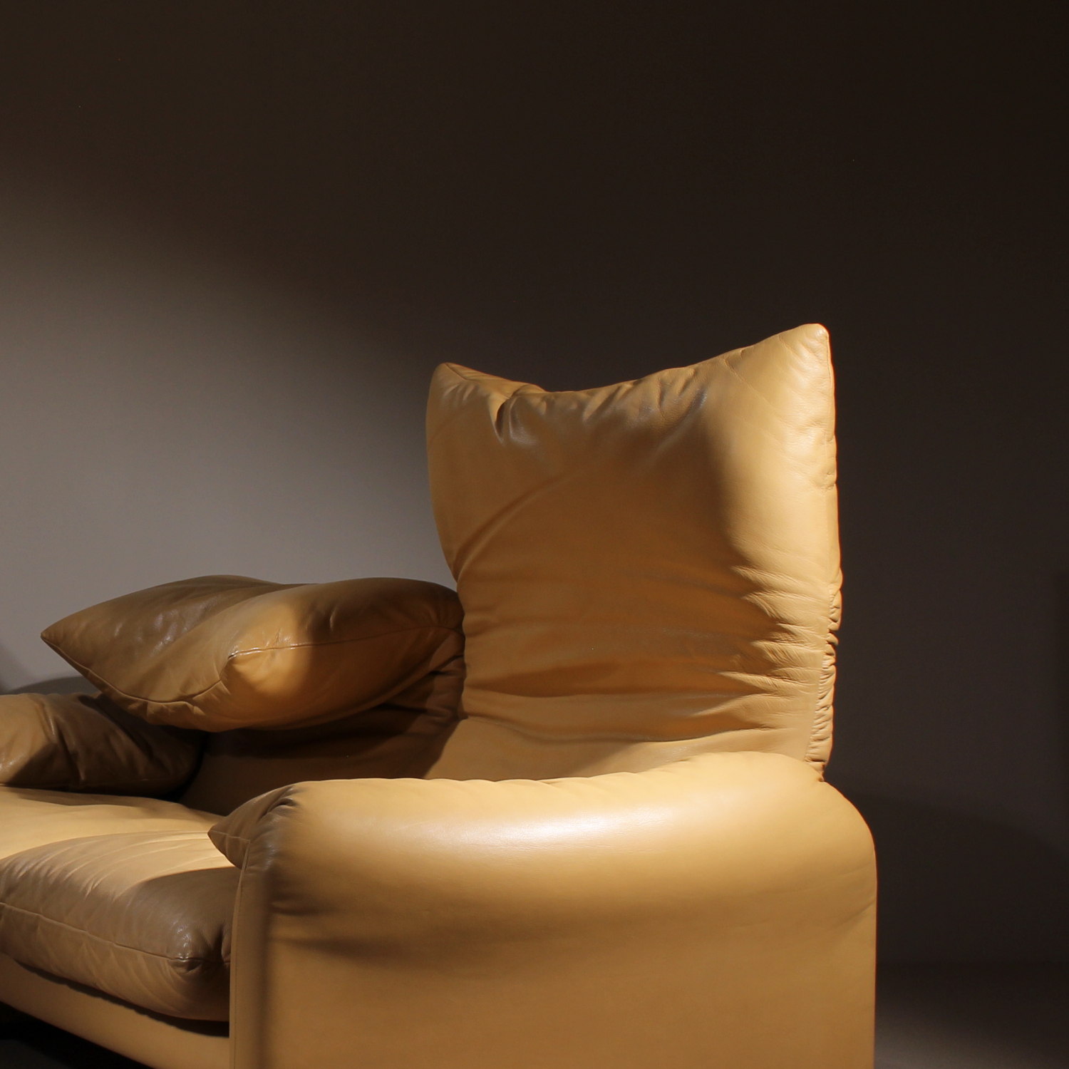 11-cassina-maralunga-sofa-a-vico-magistretti-leather-studiolorono-lorono