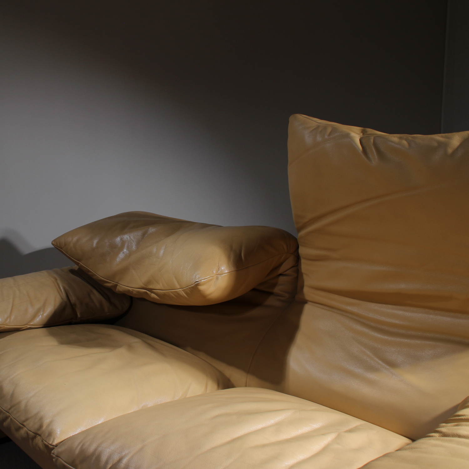 12-cassina-maralunga-sofa-a-vico-magistretti-leather-studiolorono-lorono