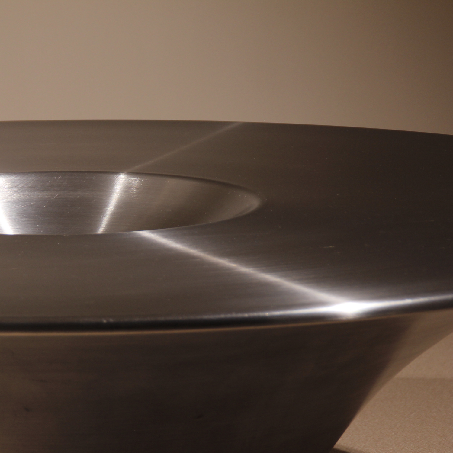 14-cattelan-italia-alien-table-yasuhiro-shito-studiolorono-lorono