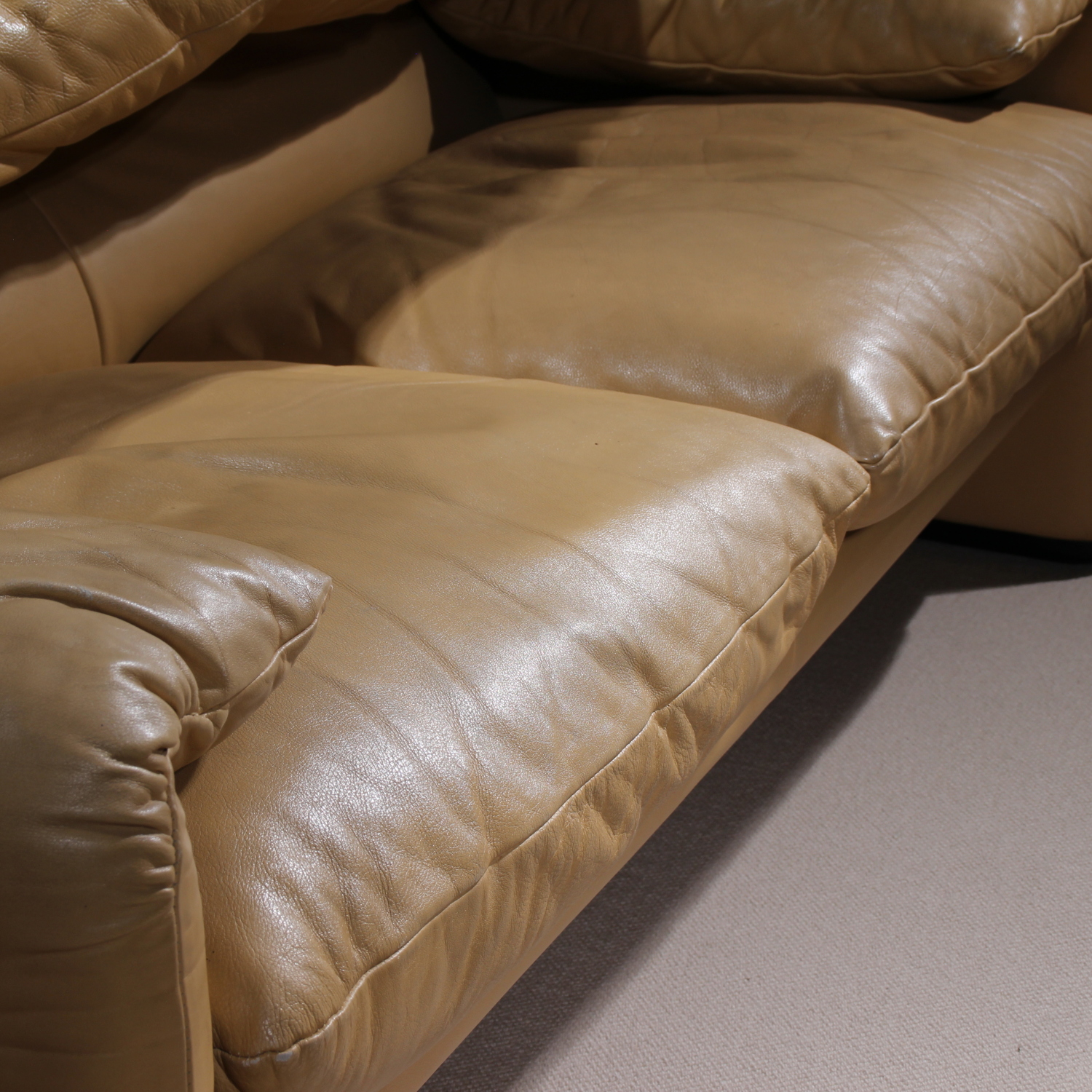 17-cassina-maralunga-sofa-a-vico-magistretti-leather-studiolorono-lorono