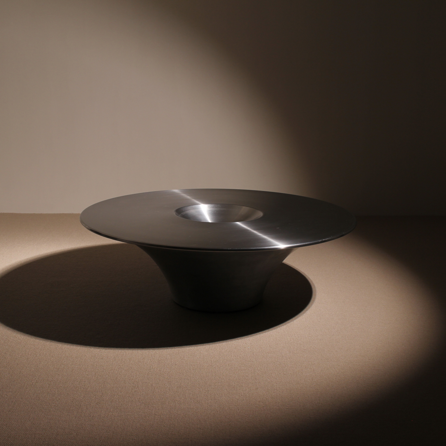 17-cattelan-italia-alien-table-yasuhiro-shito-studiolorono-lorono