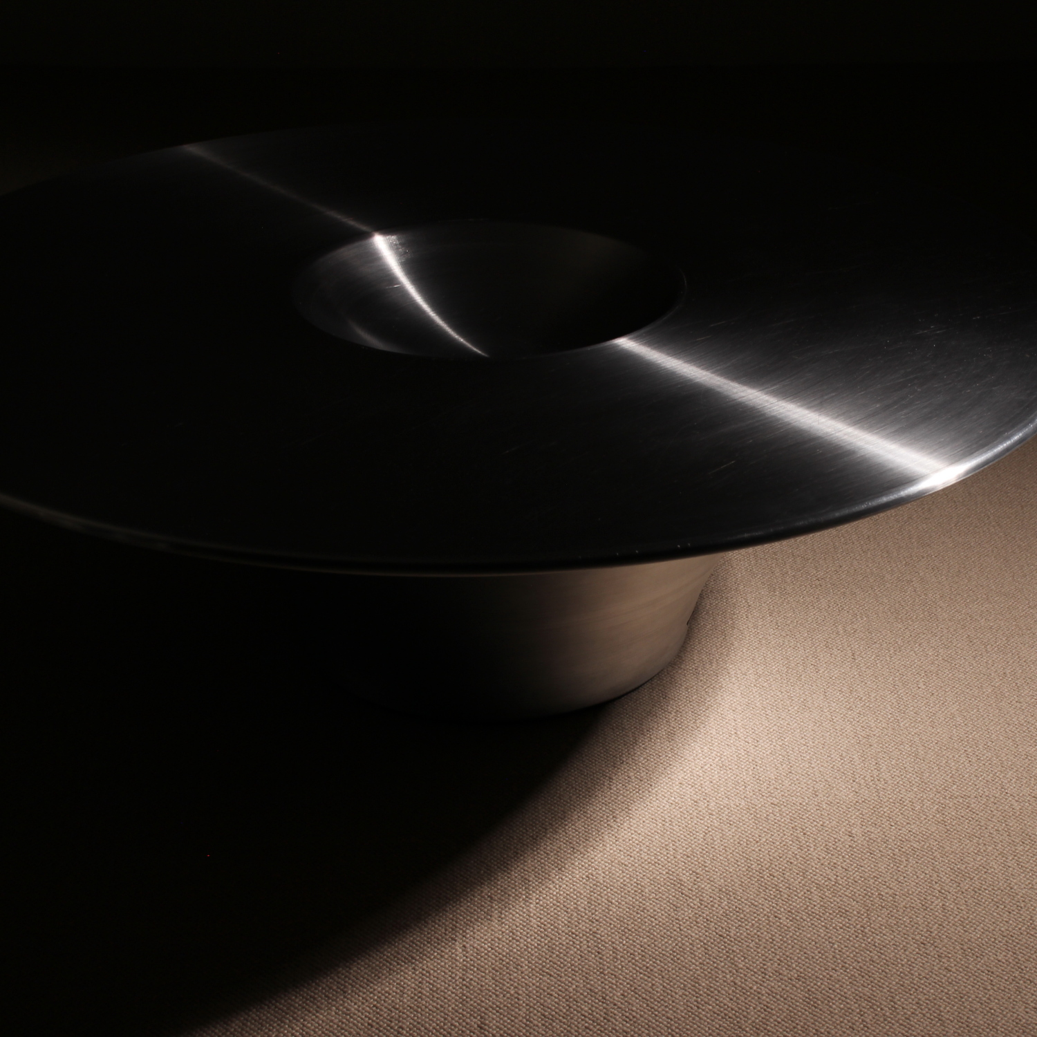 18-cattelan-italia-alien-table-yasuhiro-shito-studiolorono-lorono