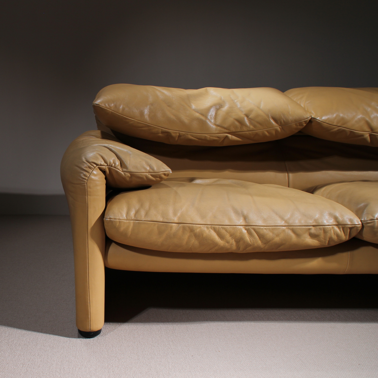 19-cassina-maralunga-sofa-a-vico-magistretti-leather-studiolorono-lorono