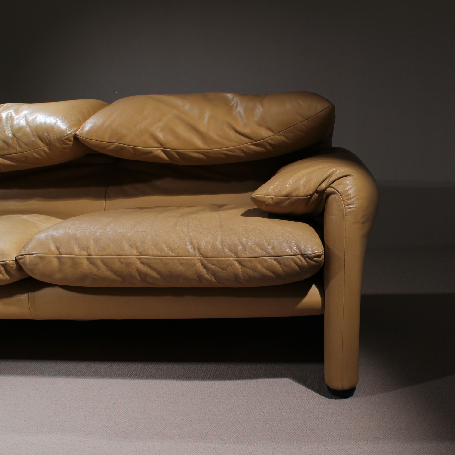20-cassina-maralunga-sofa-a-vico-magistretti-leather-studiolorono-lorono