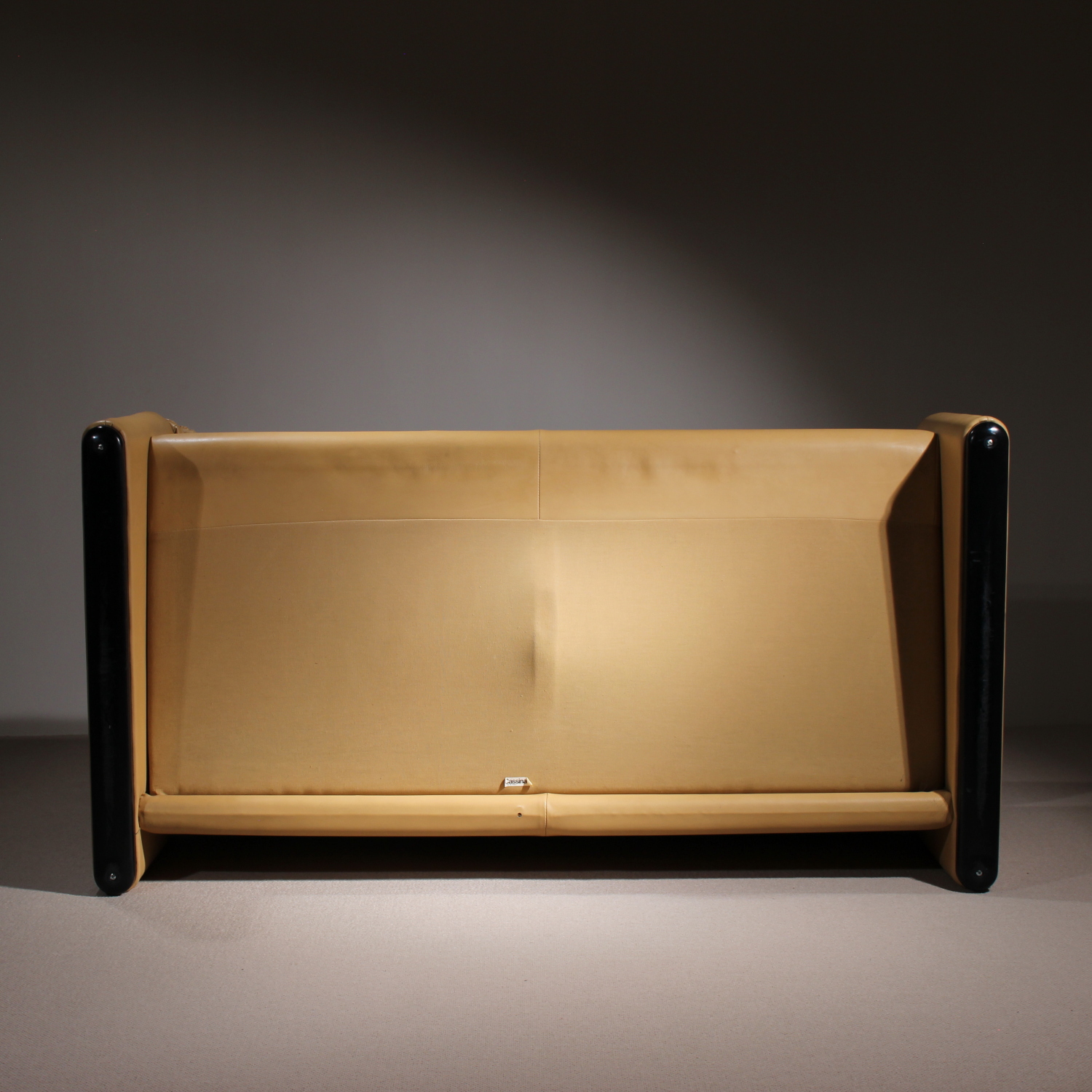 22-cassina-maralunga-sofa-a-vico-magistretti-leather-studiolorono-lorono