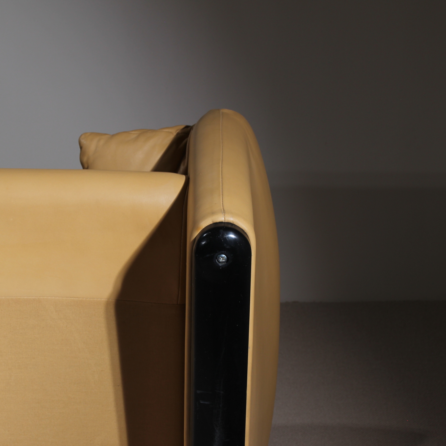 24-cassina-maralunga-sofa-a-vico-magistretti-leather-studiolorono-lorono