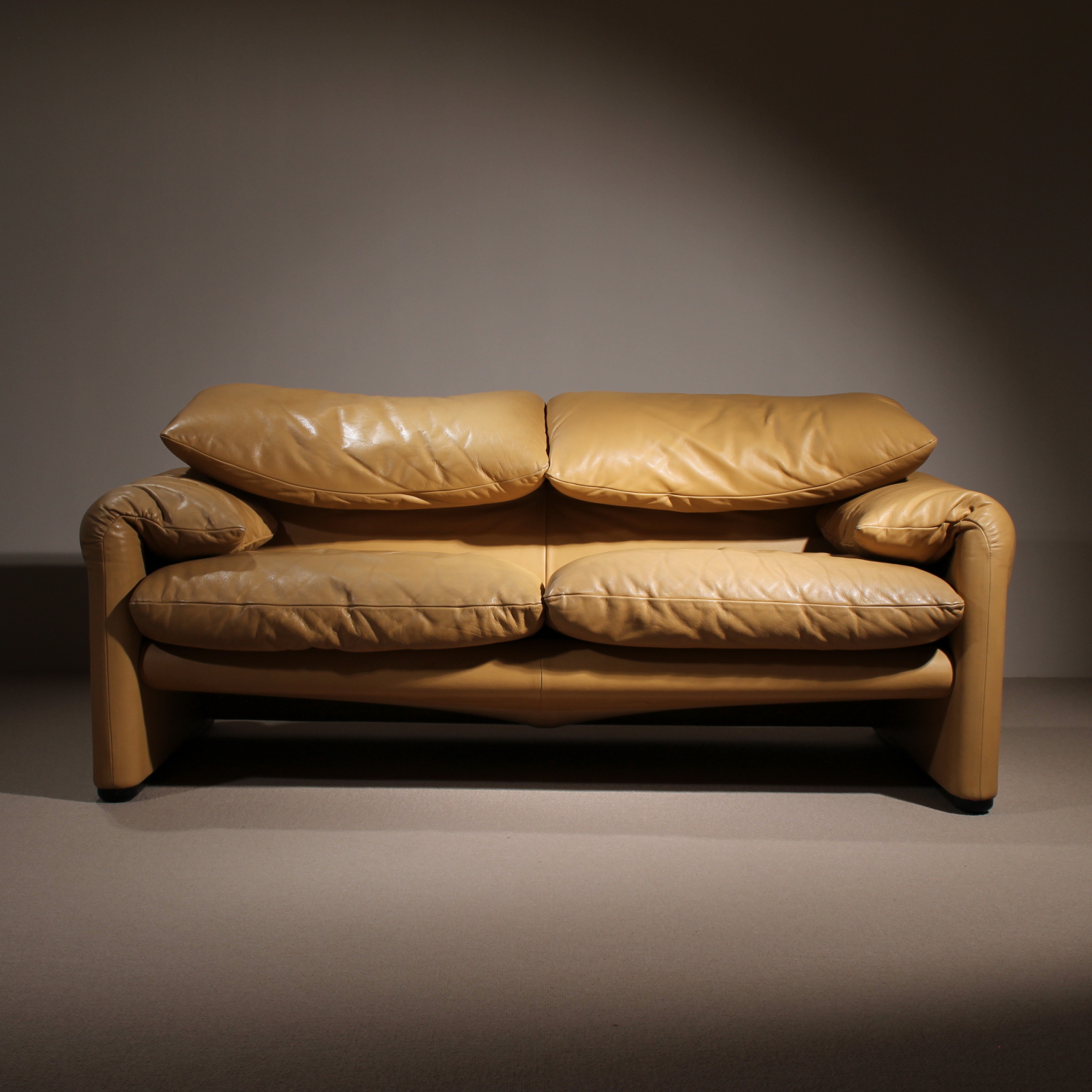 25-cassina-maralunga-sofa-a-vico-magistretti-leather-studiolorono-lorono