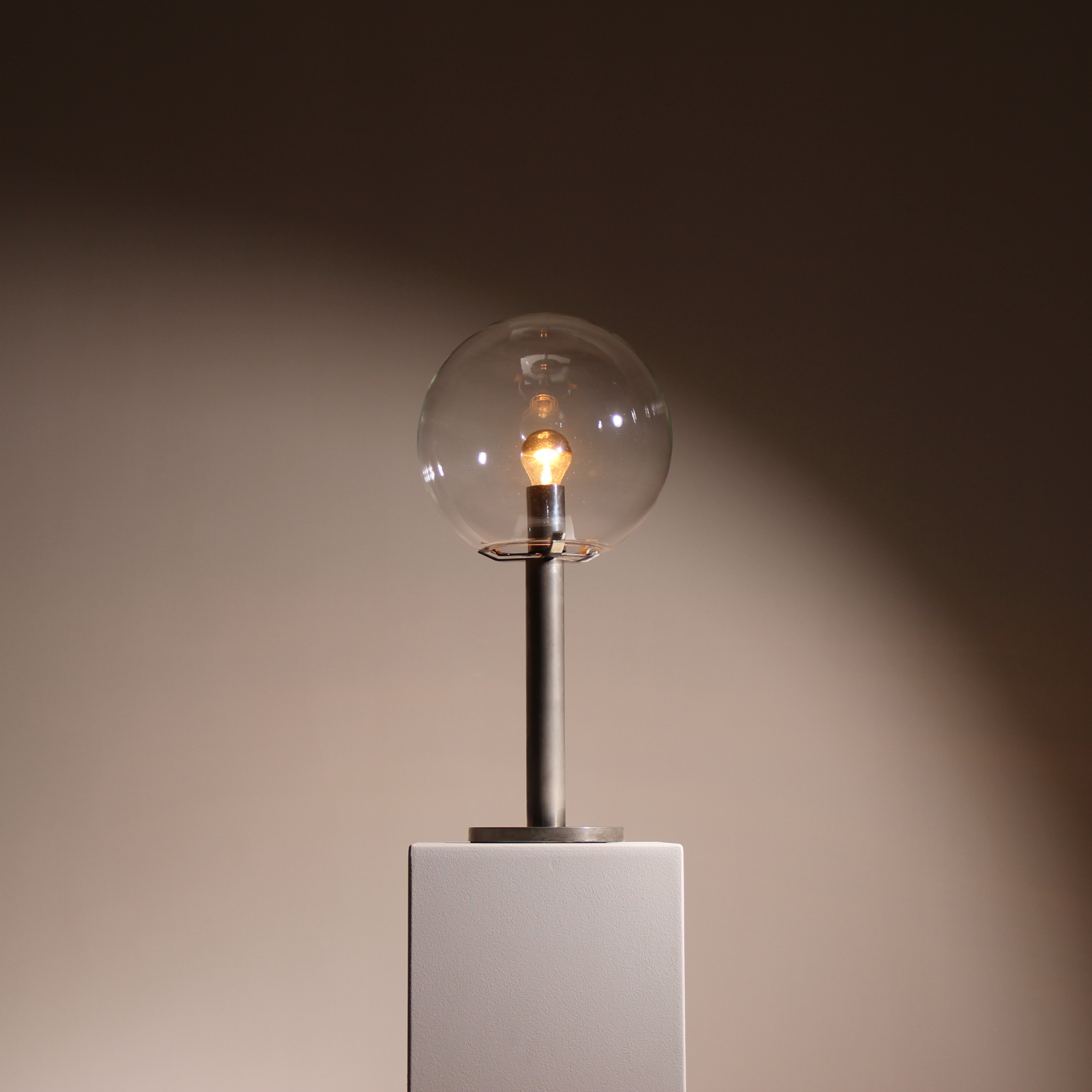 01-minimalist-sphere-table-lamp-1960s-studiolorono-lorono