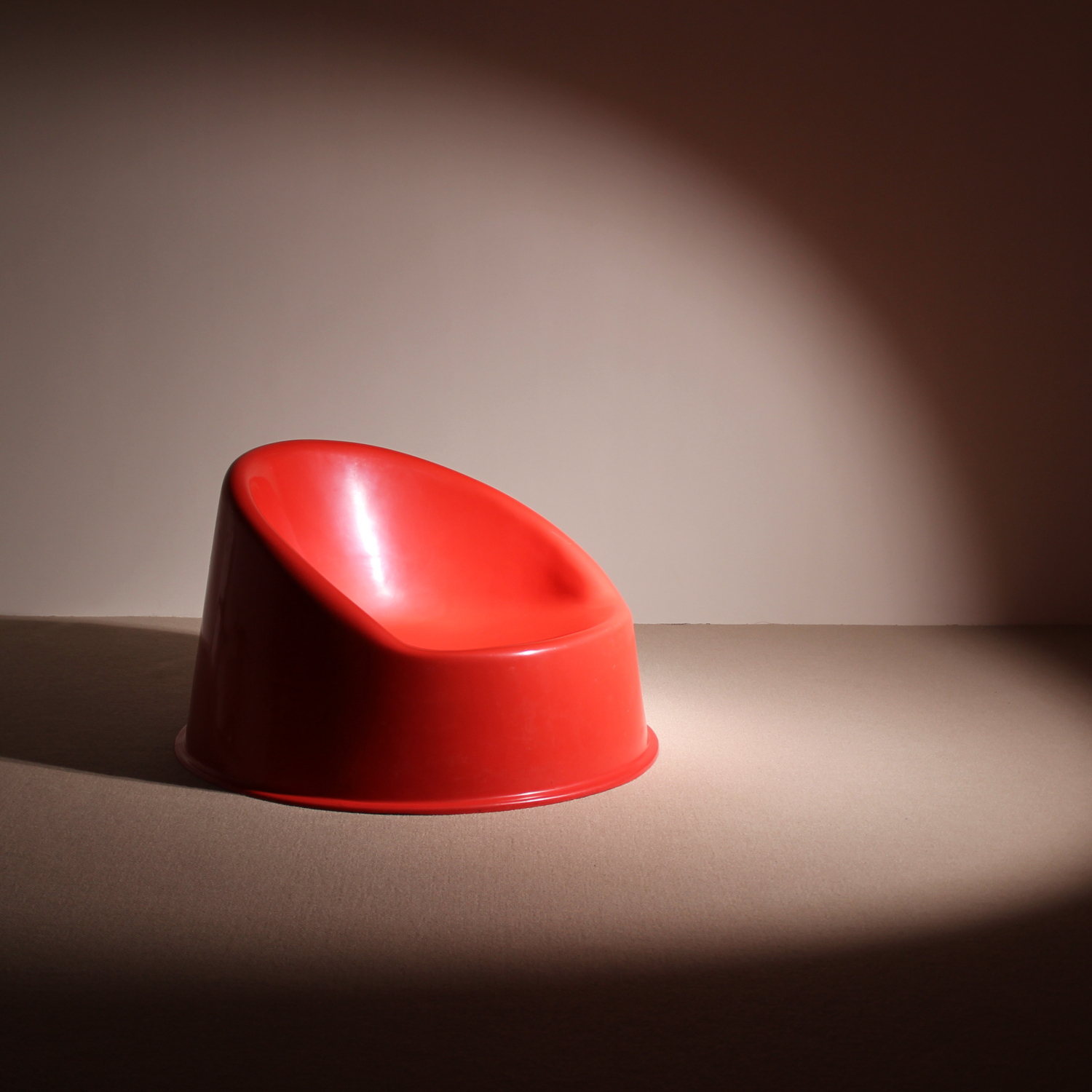 01-red-plastic-lounge-chairs-1970s-studiolorono-lorono