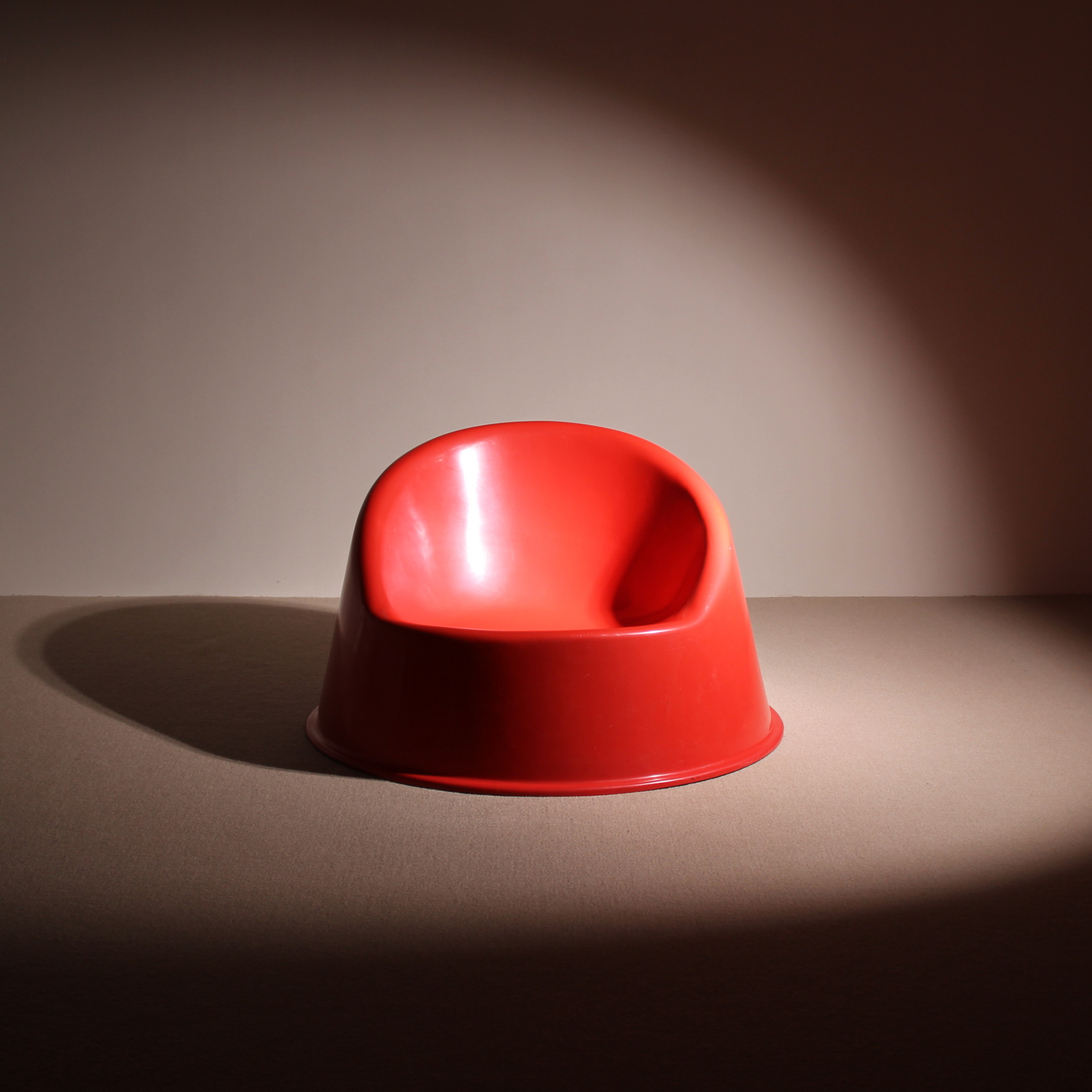 02-red-plastic-lounge-chairs-1970s-studiolorono-lorono