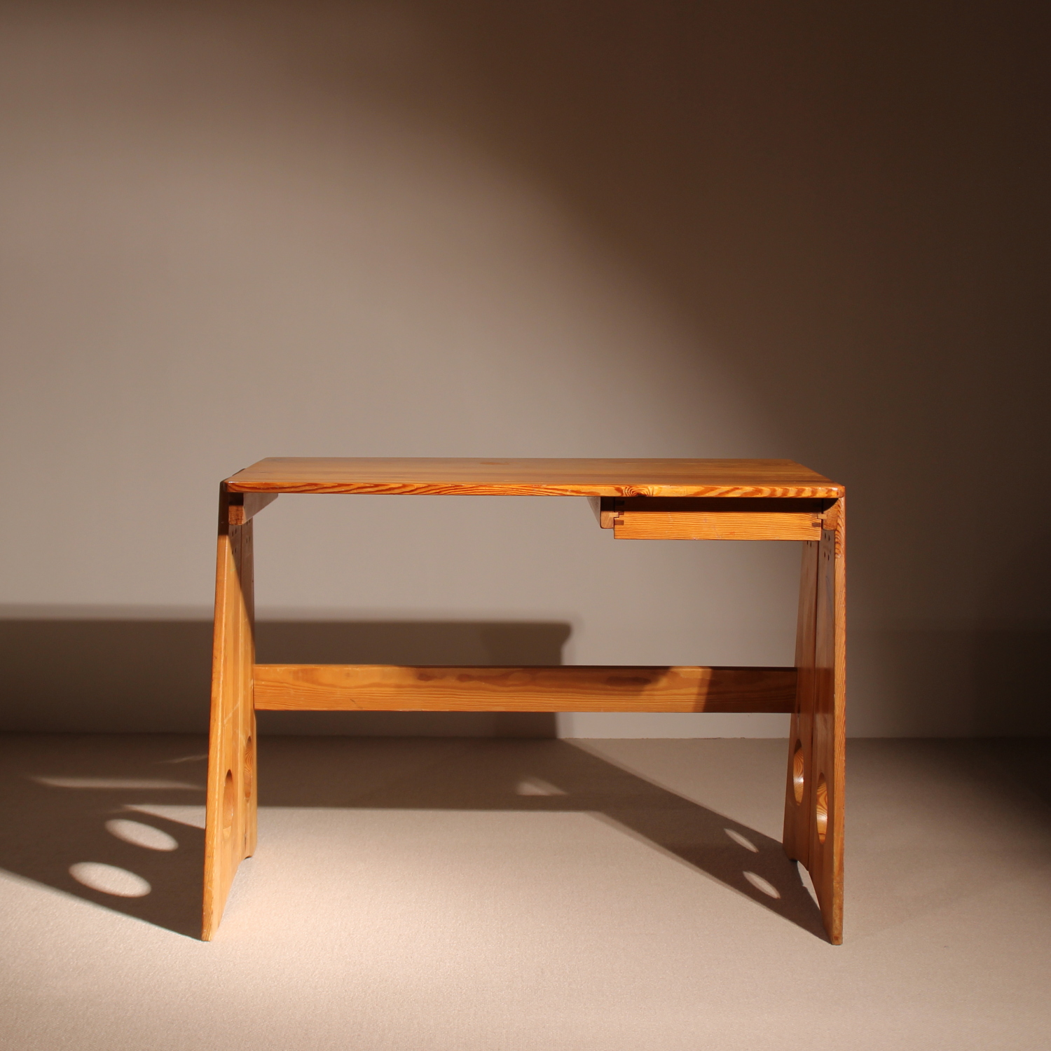 03-gilbert-marklund-desk-1970s-studiolorono-lorono