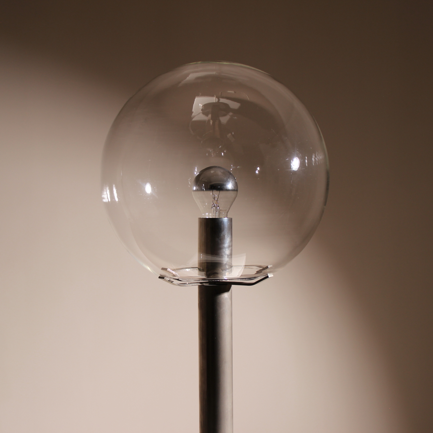 03-minimalist-sphere-table-lamp-1960s-studiolorono-lorono
