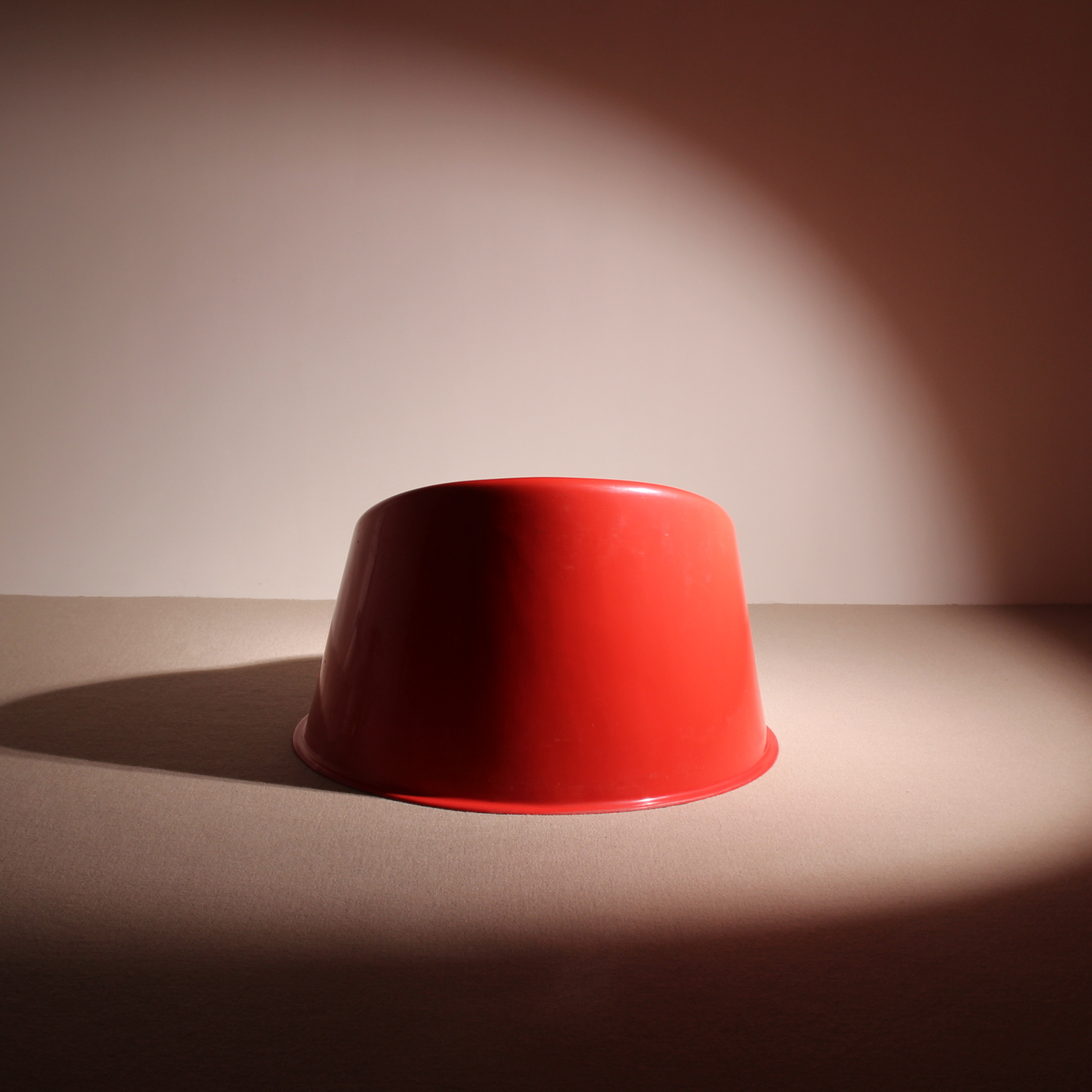 03-red-plastic-lounge-chairs-1970s-studiolorono-lorono