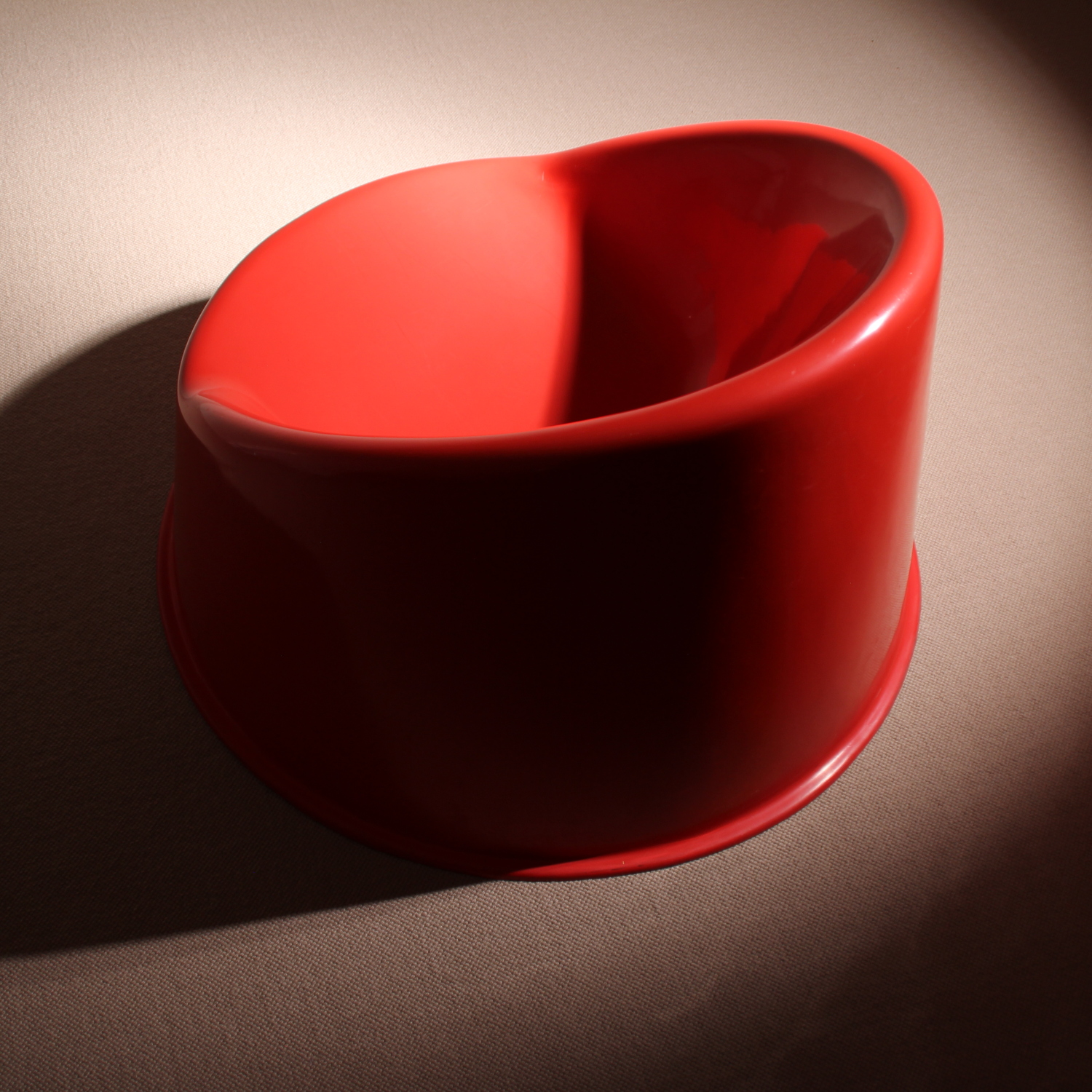 05-red-plastic-lounge-chairs-1970s-studiolorono-lorono