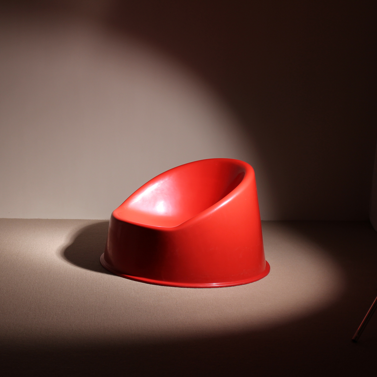 06-red-plastic-lounge-chairs-1970s-studiolorono-lorono