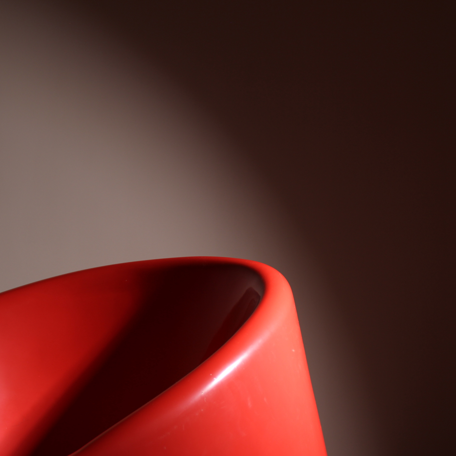 08-red-plastic-lounge-chairs-1970s-studiolorono-lorono