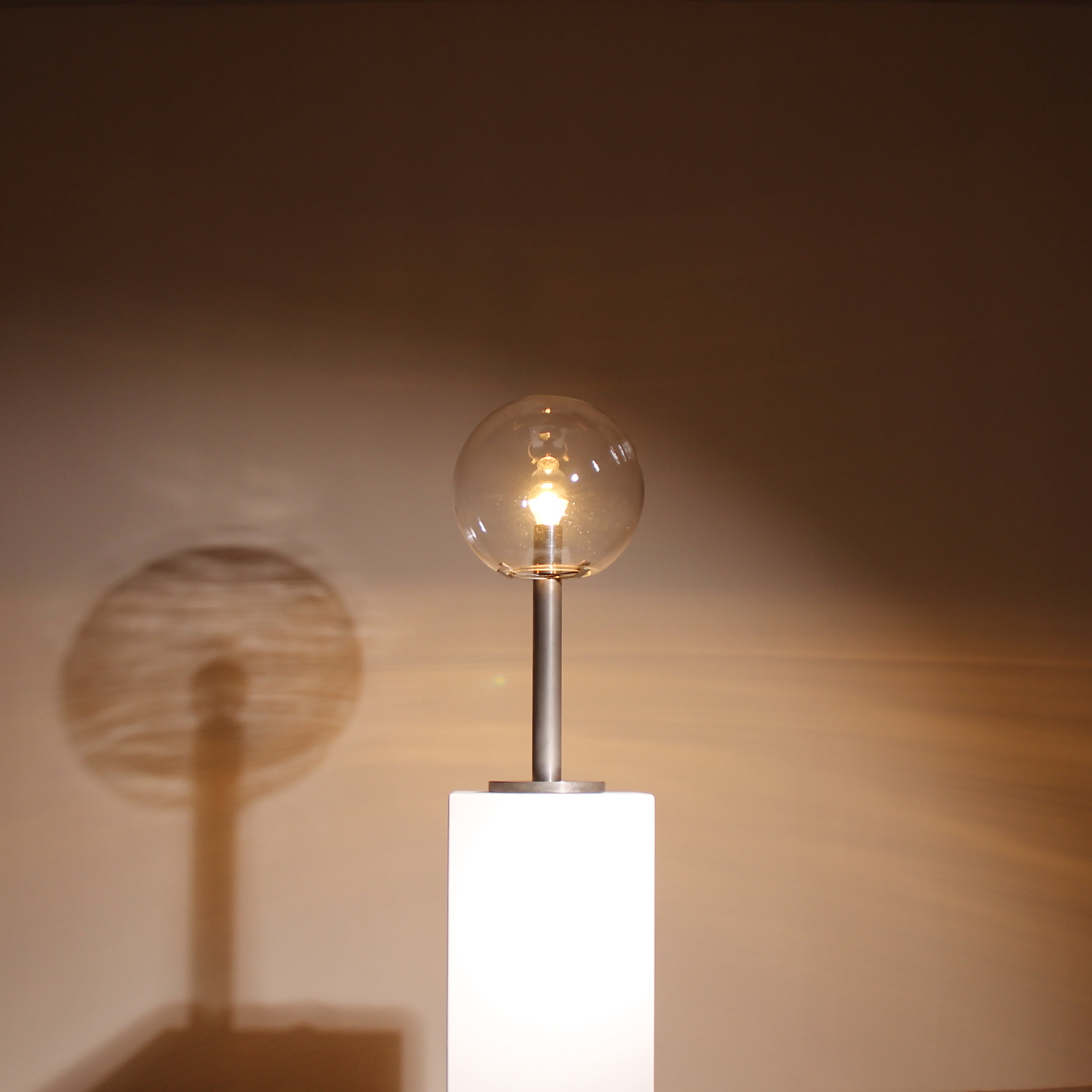 09-minimalist-sphere-table-lamp-1960s-studiolorono-lorono