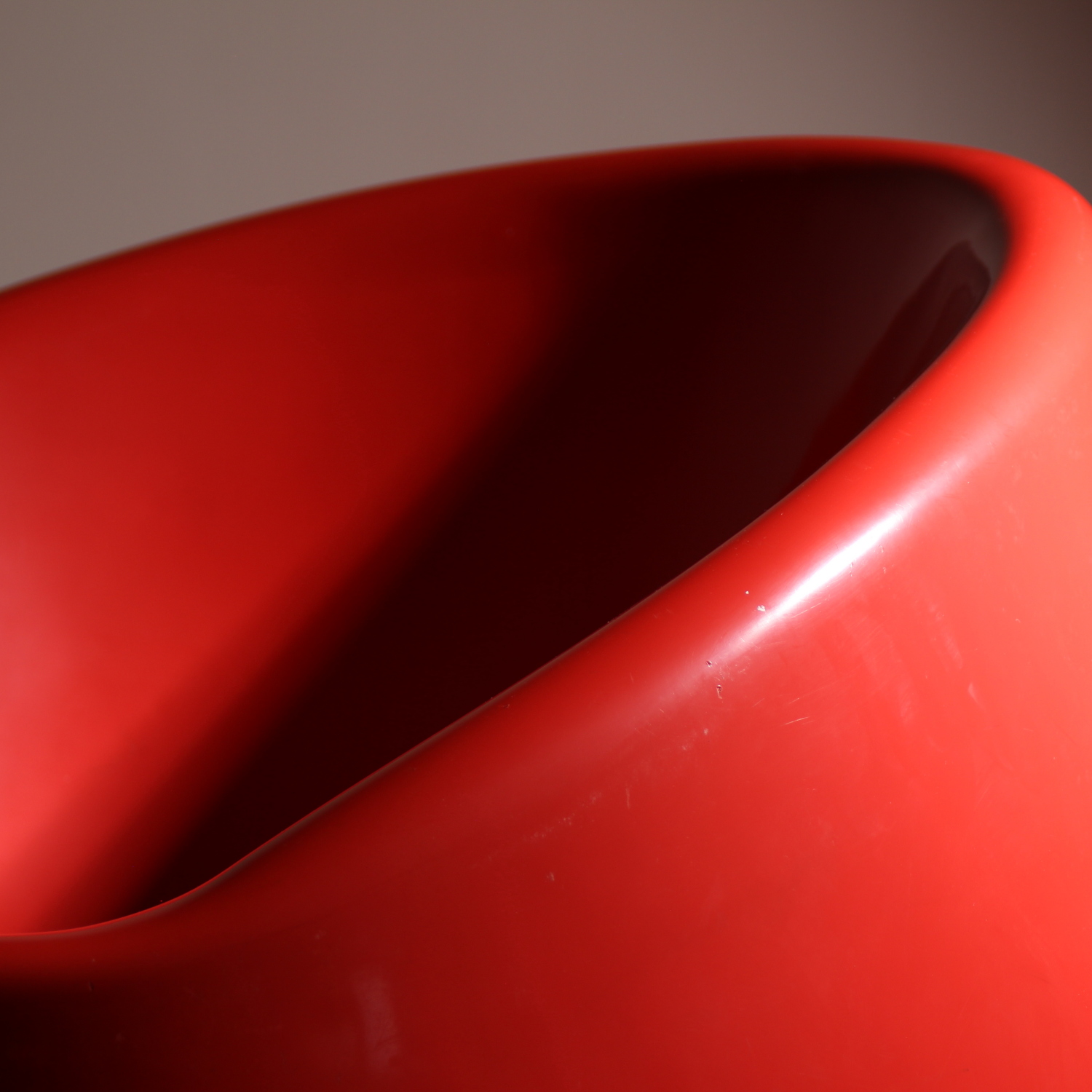 09-red-plastic-lounge-chairs-1970s-studiolorono-lorono