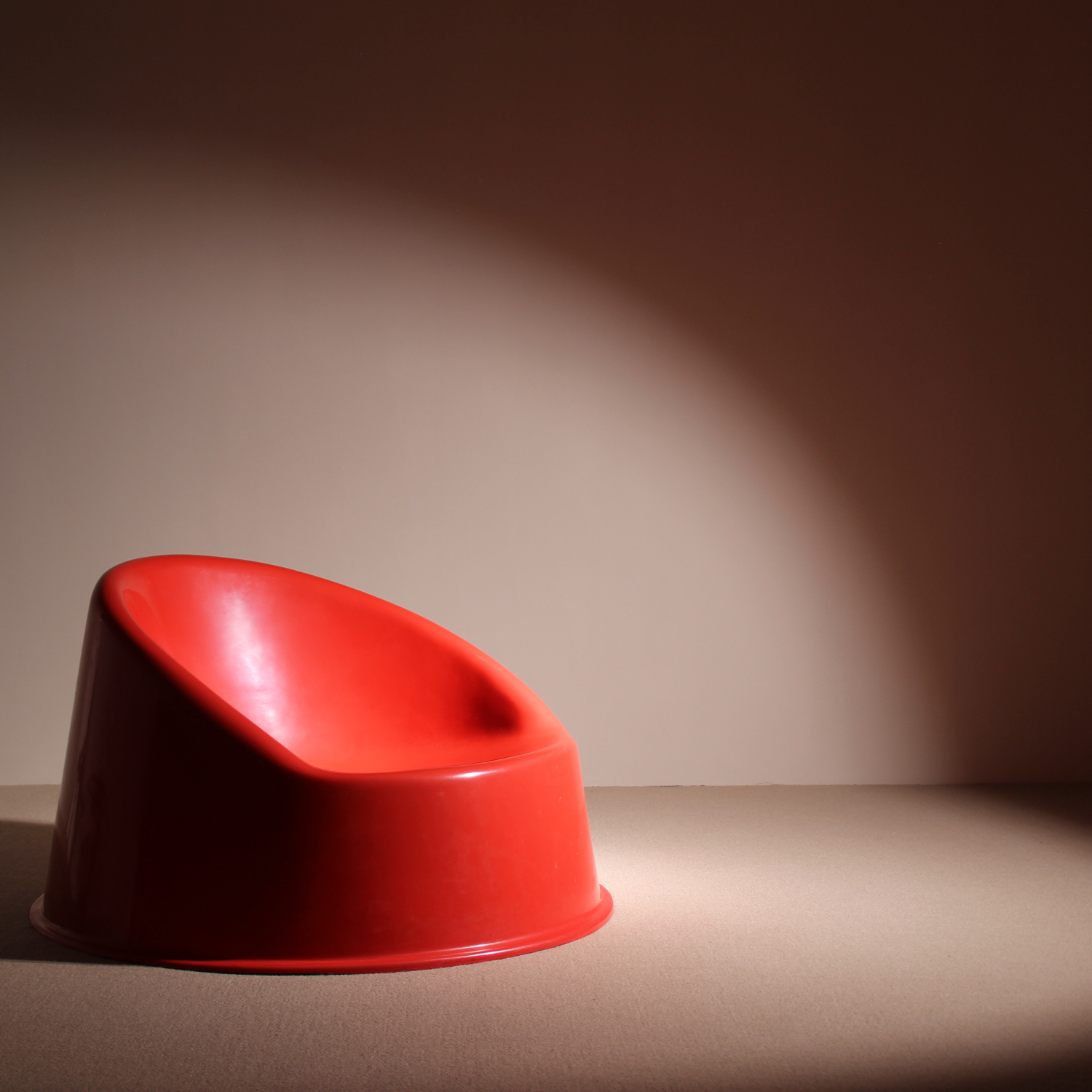 10-red-plastic-lounge-chairs-1970s-studiolorono-lorono